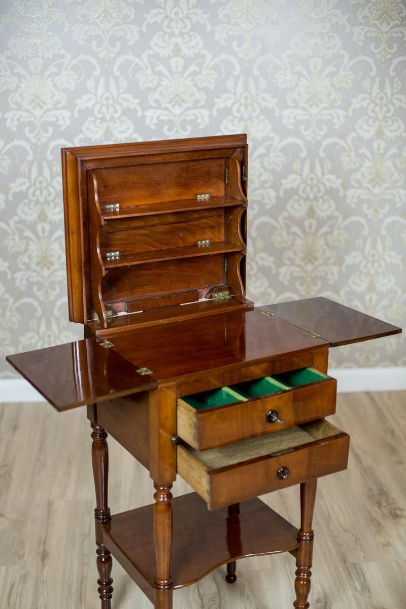 photo furniture Dresser / Desk / Dressing Table In Brown Venered With Mahogany, Circa 1860