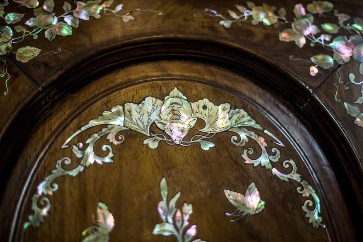 photo vintage Oriental Cabinet With Mother Of  Pearl, Turn Of The 19th And 20th Centuries