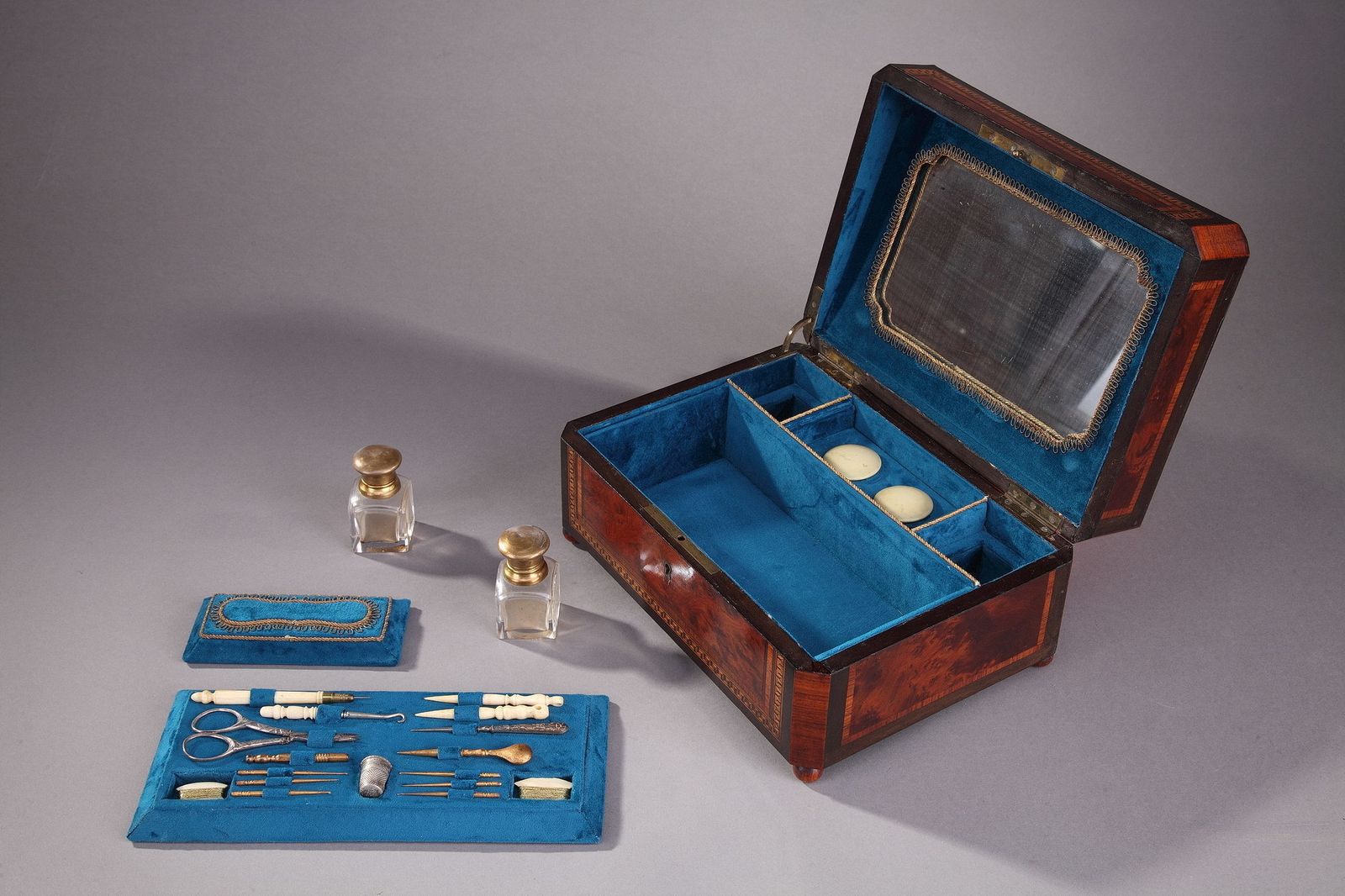 Boîte à couture Napoléon III en bois de loupe photo vintage