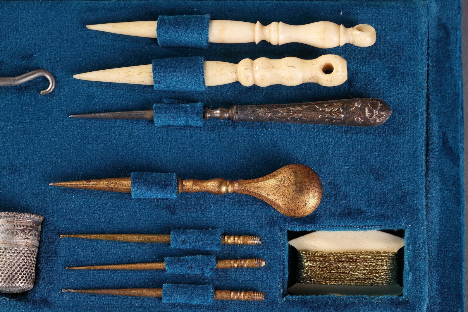 2233.0 Boîte à couture Napoléon III en bois de loupe photo