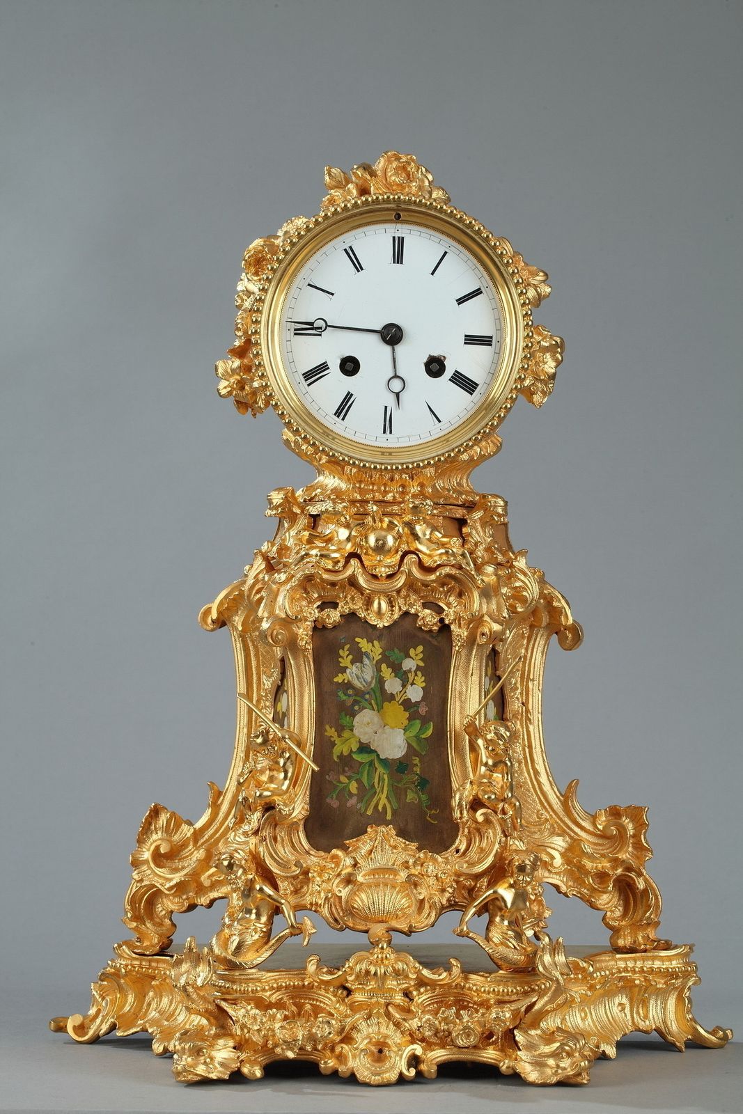 Pendule de cheminée rocaille en ormolu à décor floral, fin du XIXe siècle