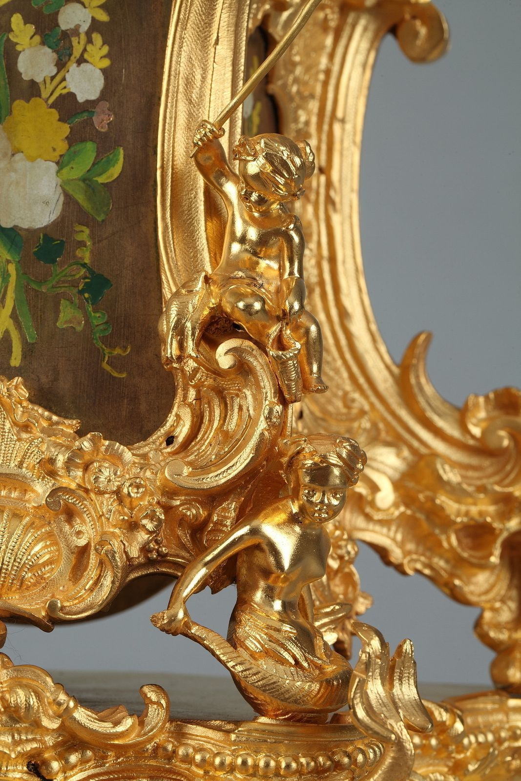 Pendule de cheminée rocaille en ormolu à décor floral, fin du XIXe siècle photo 4161.0