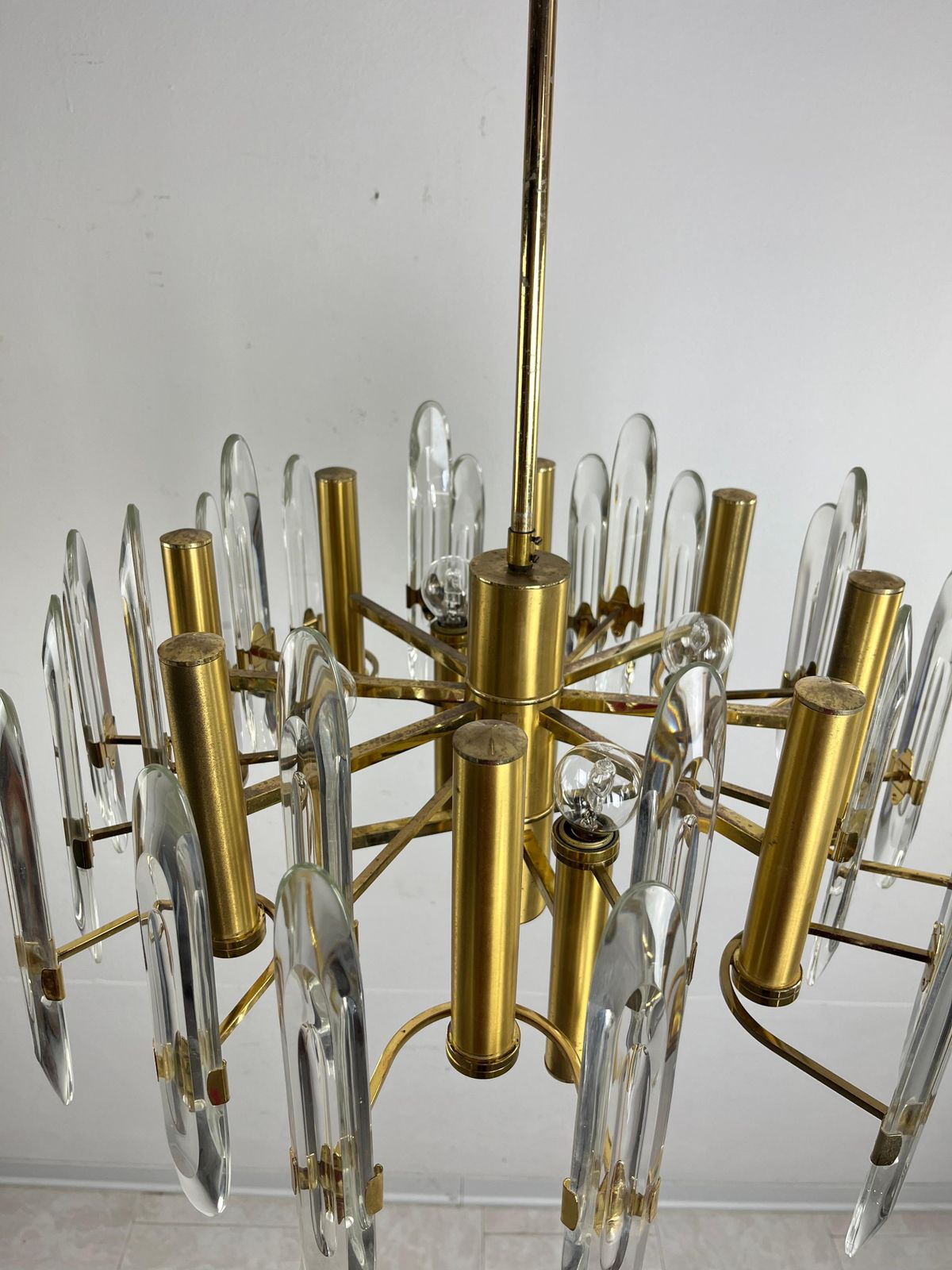 photo furniture Italian Mid Century Sciolari 12 Light Brass And Crystal Chandelier