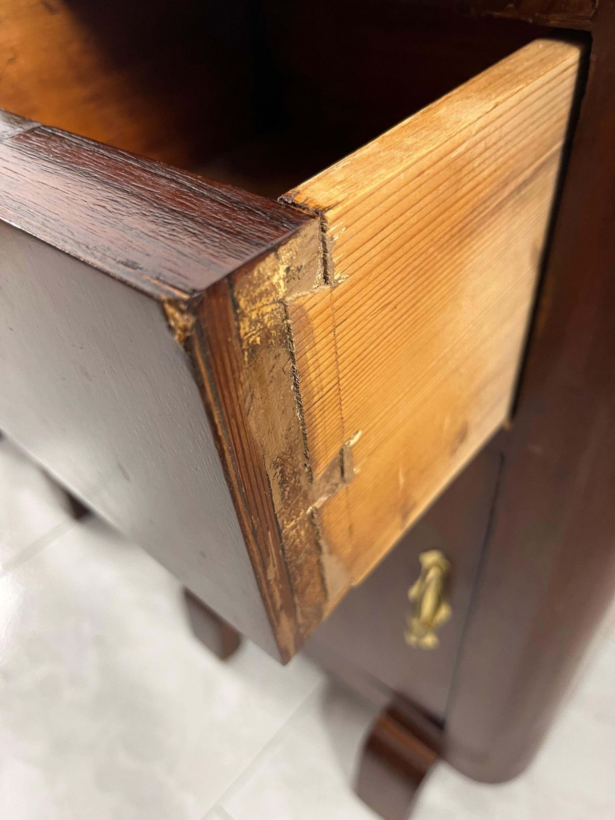 photo vinterior Set Of 2 Little Mid Century Italian Gray Marble Top Nightstands, 1940s