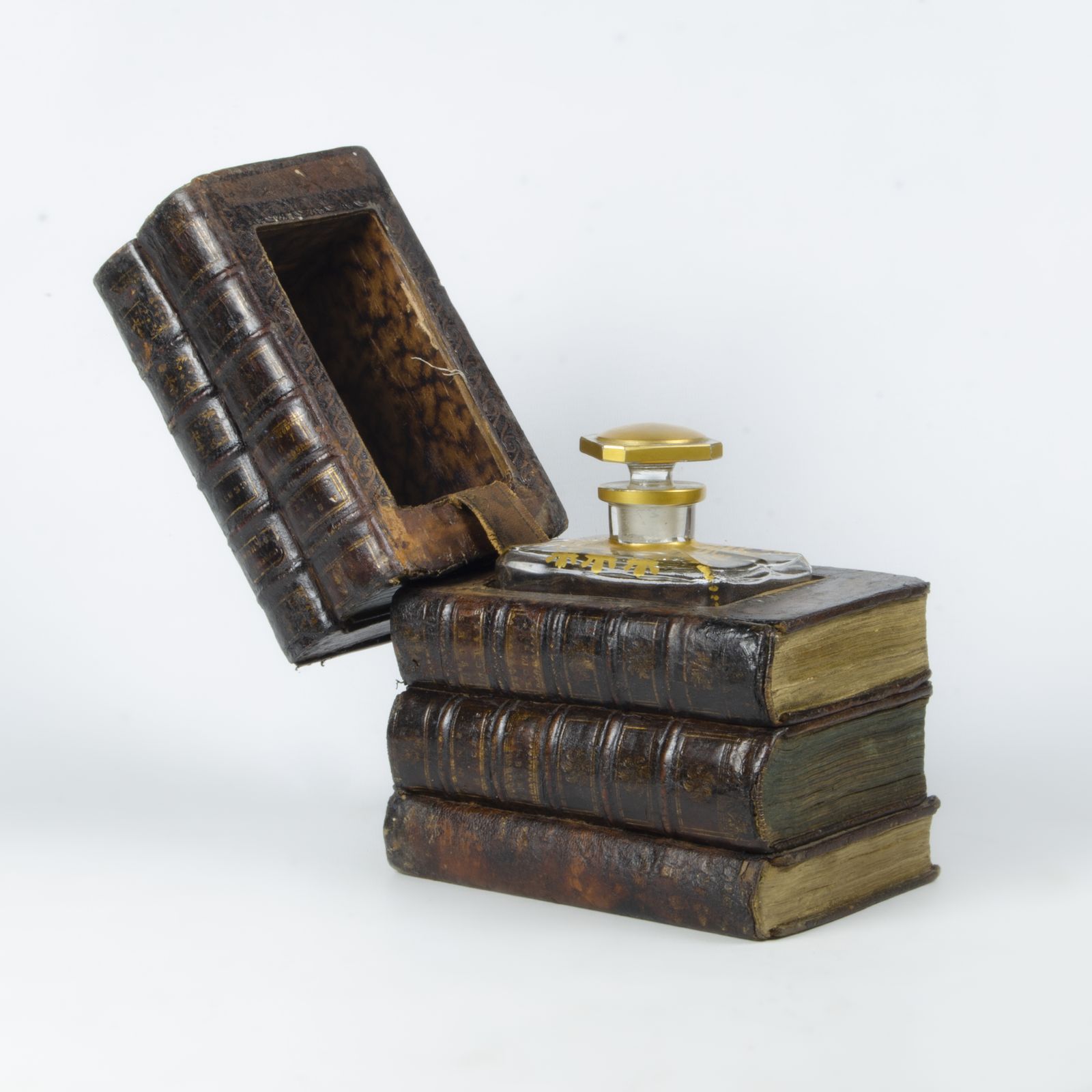 Late 19th Century Belle époque Books Shaped Decanter Case With Crystal Bottle, France