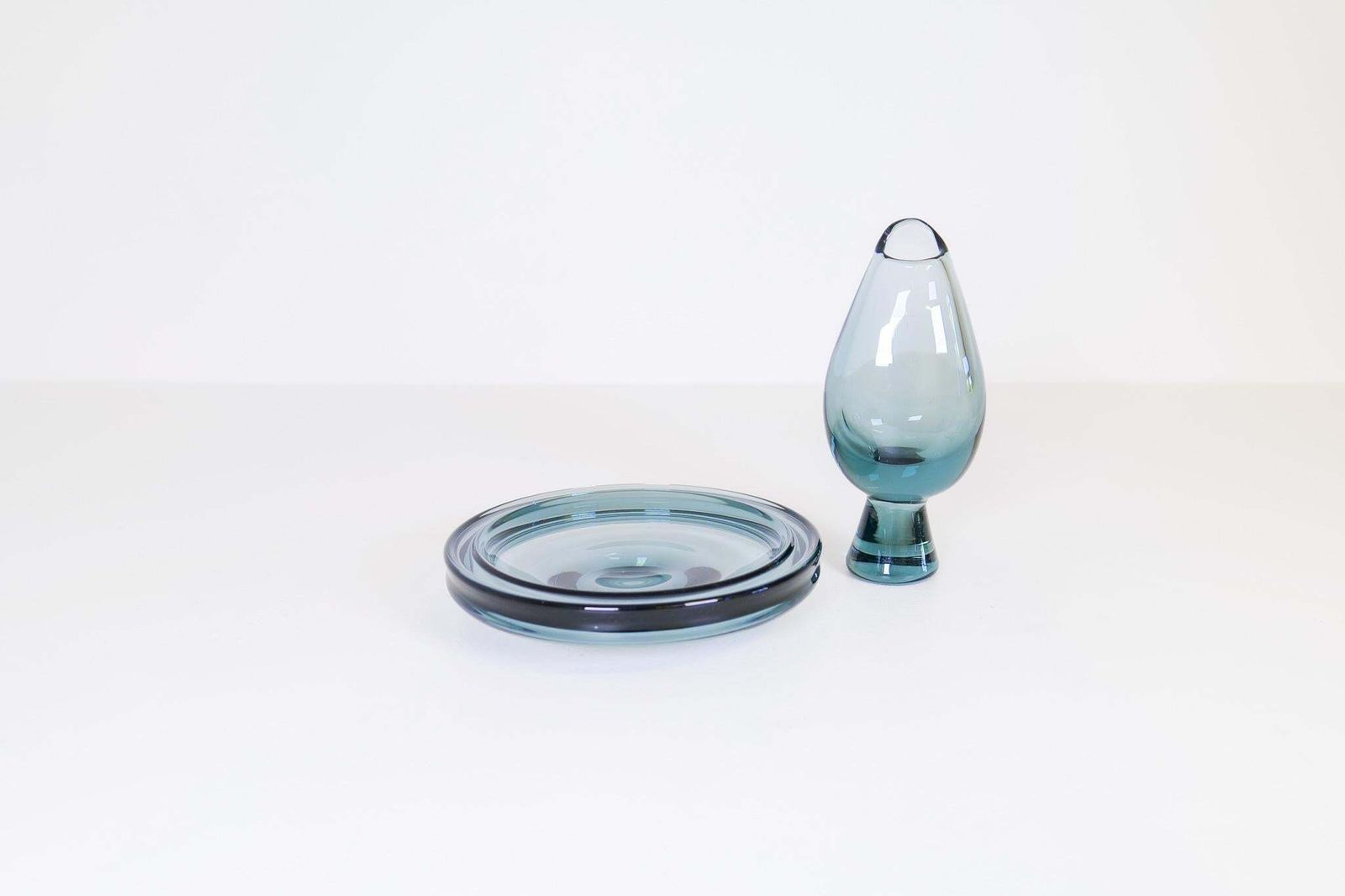 Midcentury Set Of 2 Art Glass Vessels By Vicke Lindstrand For Kosta Sweden photo for sale