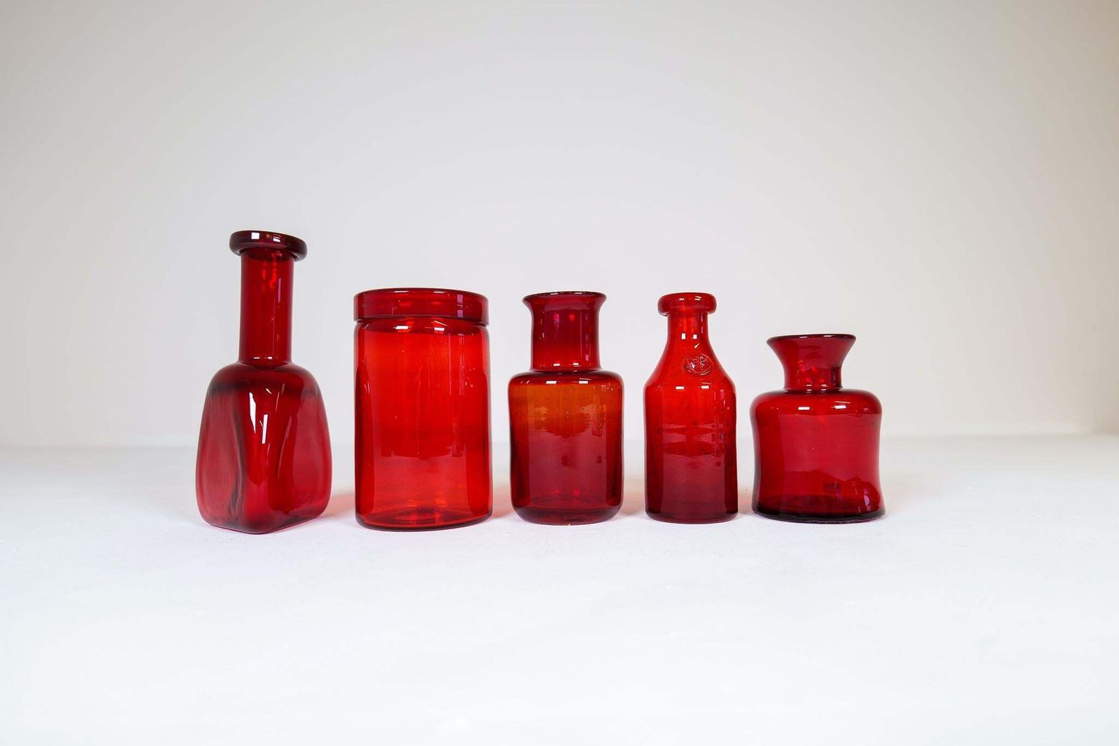 Mid Century Collection Of Five Rare Red Vases By Erik Hoglund, Sweden, 1960s photo vinterior