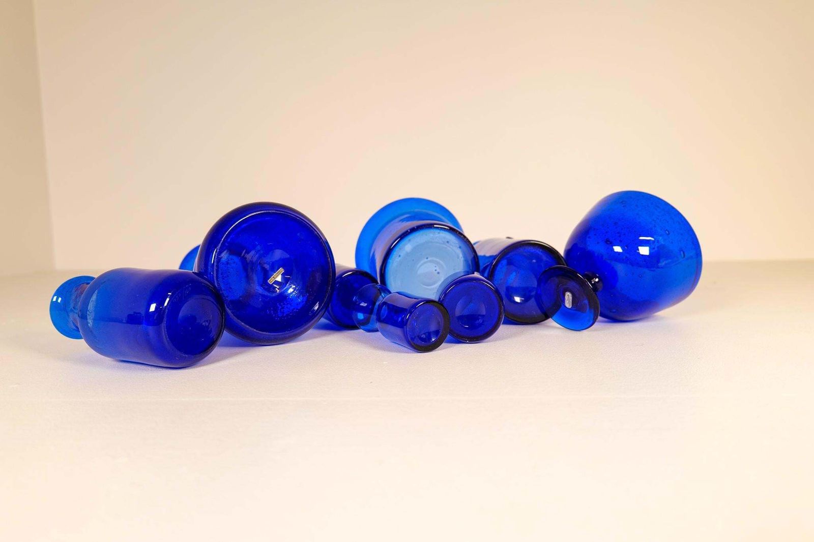 photo vinterior Midcentury Collection Of Eight Blue Vases By Erik Hoglund, Sweden, 1960s