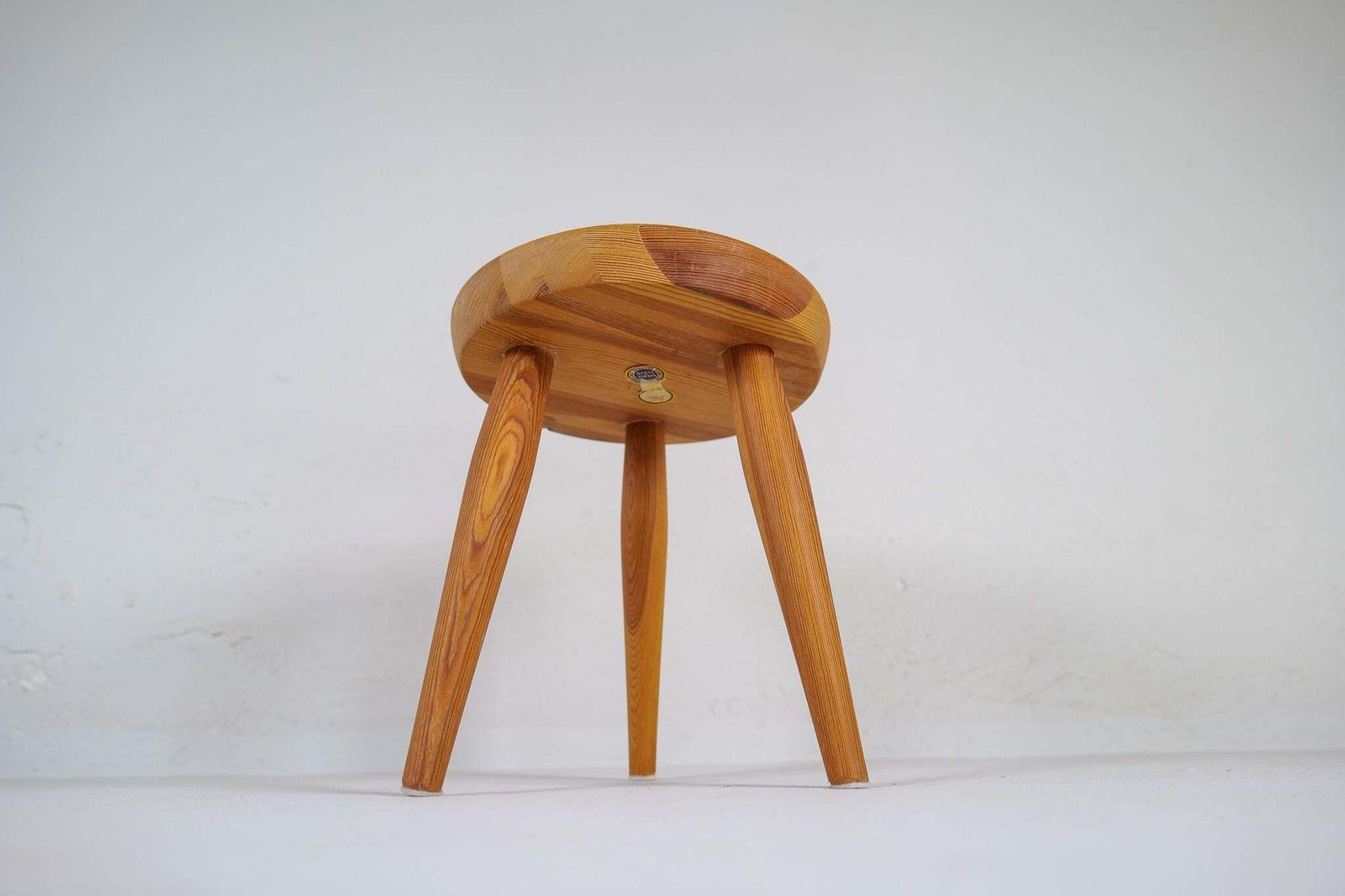 Scandinavian Modern Sculptural Stool Pine, Sweden, 1970s photo vinterior