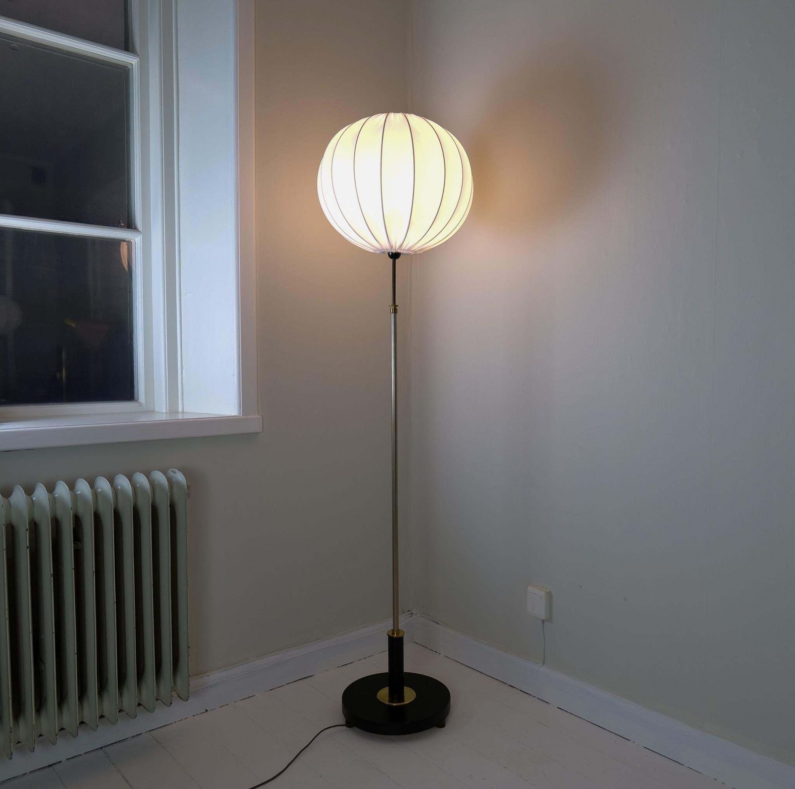 photo vintage Art Deco Floor Lamp In Brass With Blackened Wood Sweden, 1940s