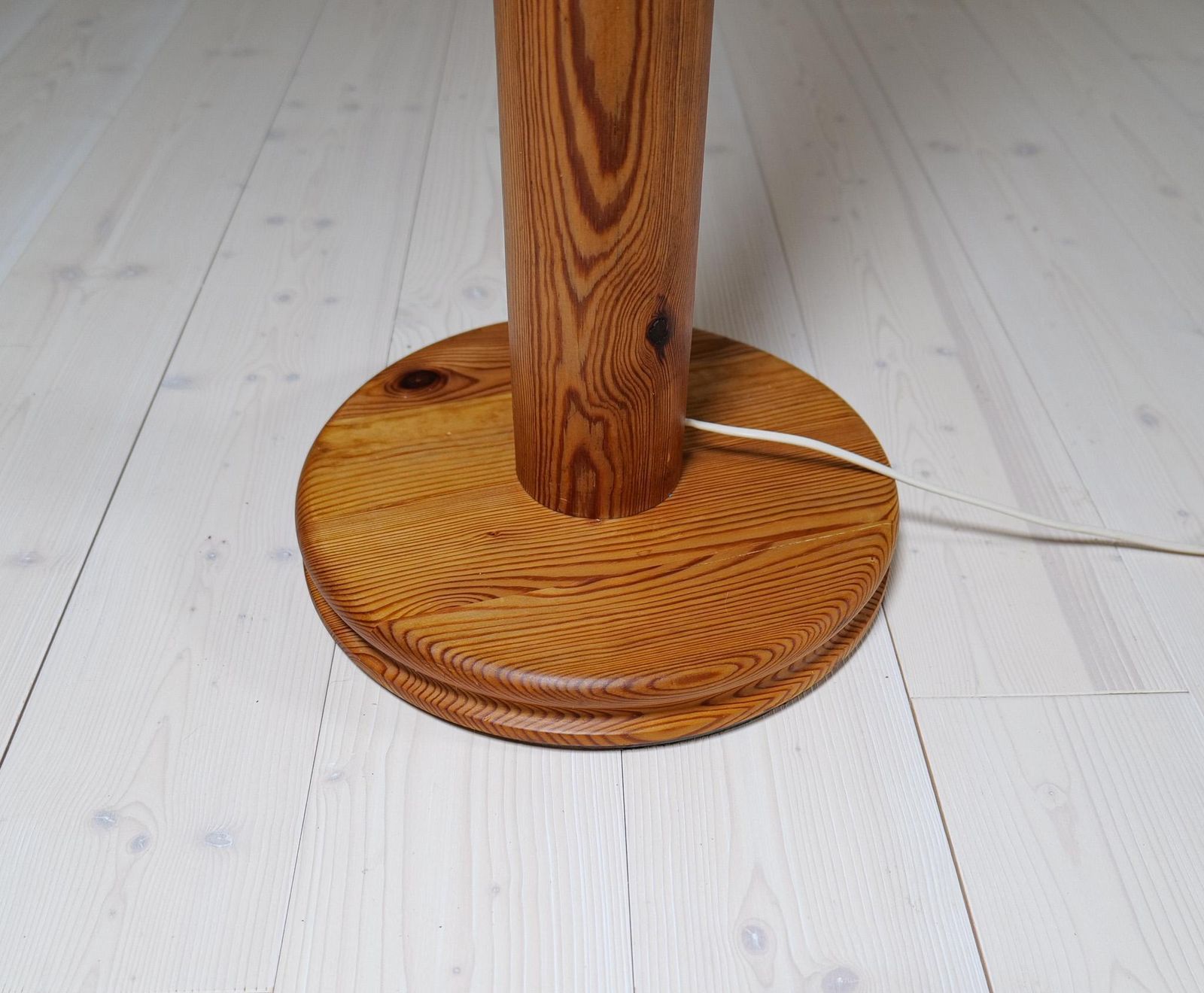 photo furniture Scandinavian Modern Sculptural Floor Lamp In Pine Uno Kristiansson, Sweden 1970s