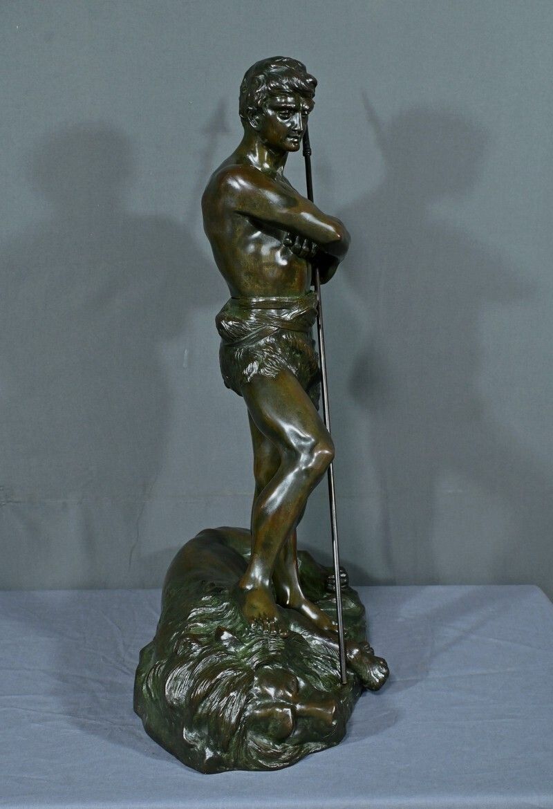 photo vintage Important Bronze “The Lion Hunter” By H. Fugère – Late 19th Century