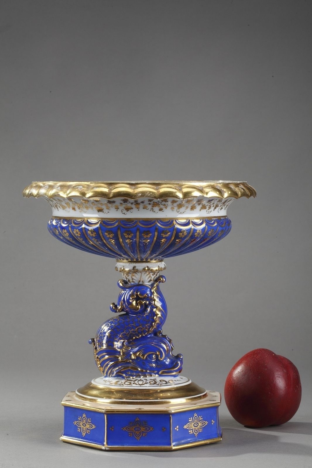 Plat de service du milieu du XIXe siècle en porcelaine polychrome au dauphin photo for sale