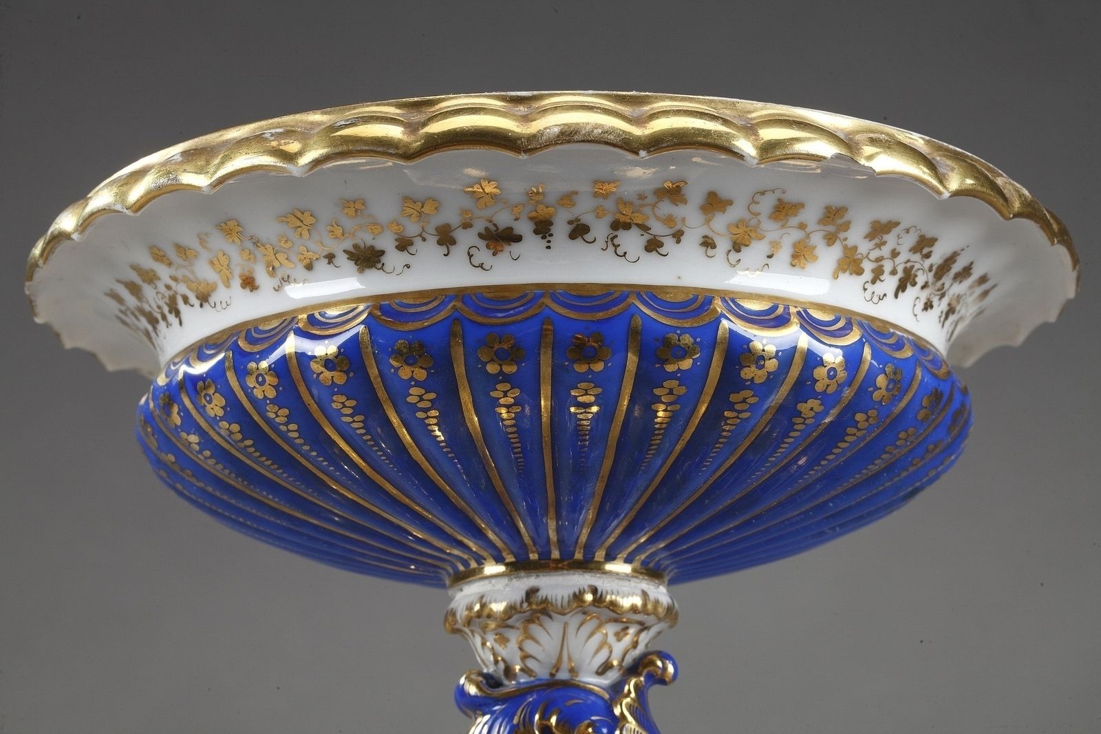 Plat de service du milieu du XIXe siècle en porcelaine polychrome au dauphin photo vinterior