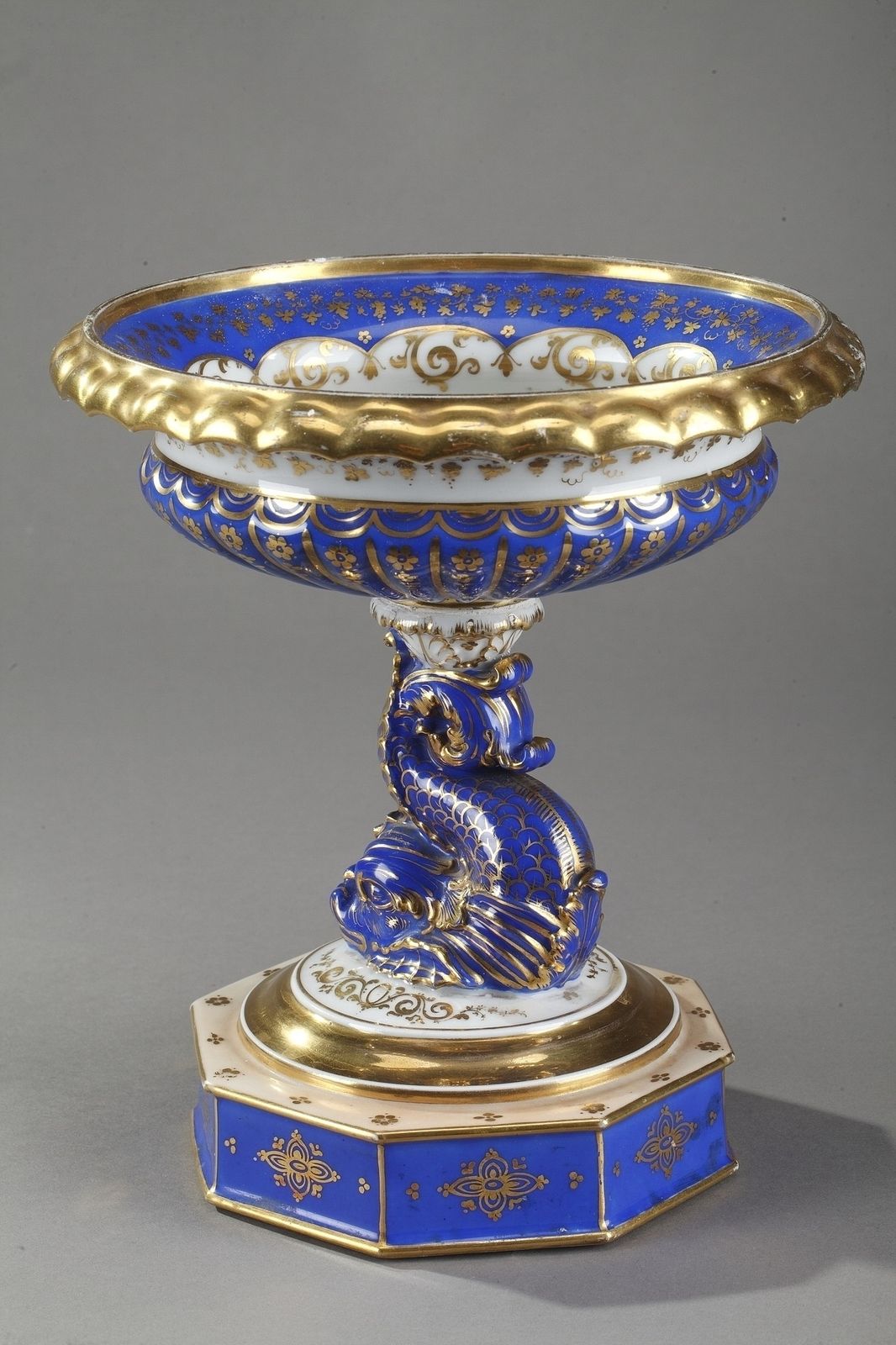 Décoration Plat de service du milieu du XIXe siècle en porcelaine polychrome au dauphin photo