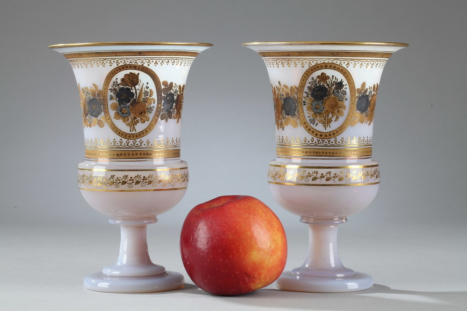 Paar Medici-vazen in witte opaal door Jean Baptiste Desvignes photo furniture