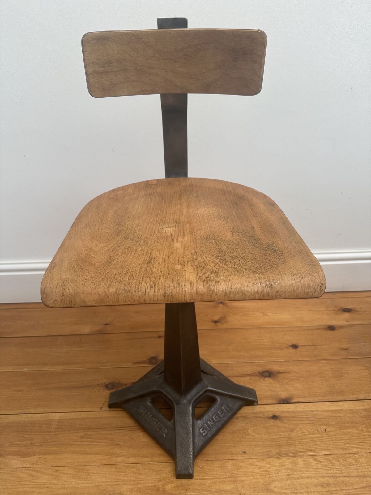 Set Of 6 Newly Refurbished Singer Sewing Machinist Chairs photo vintage