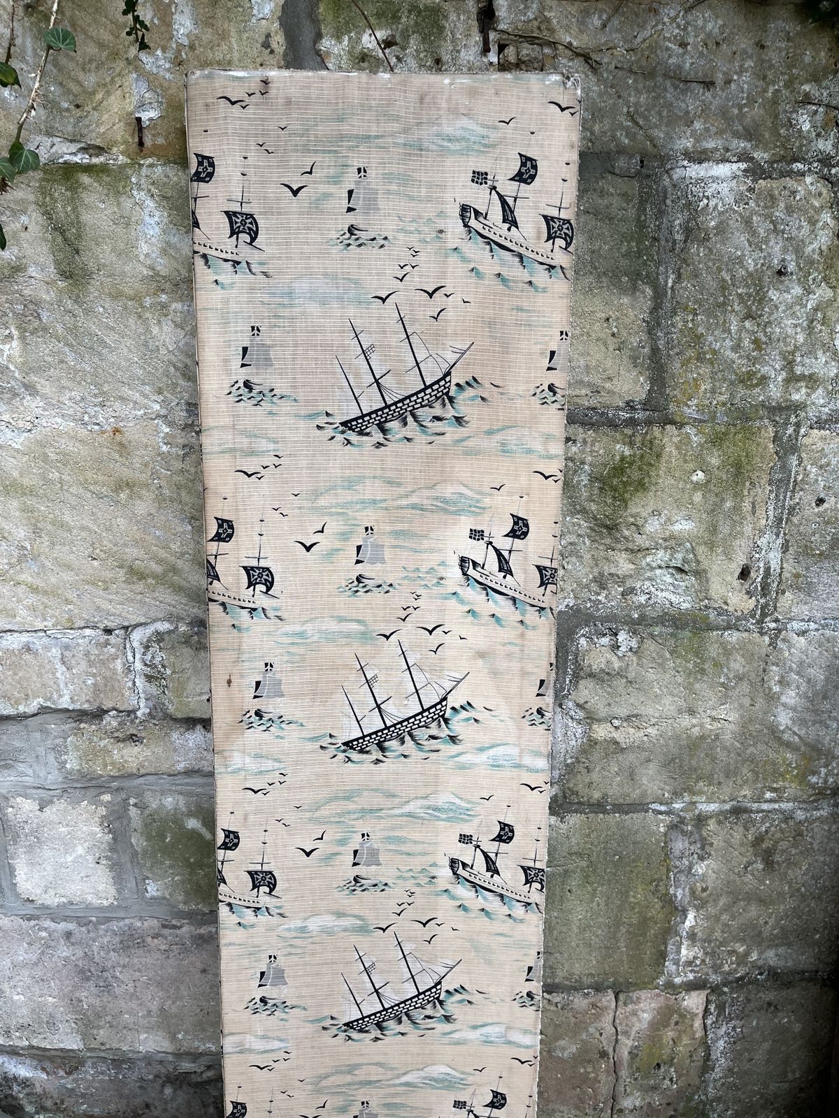 photo vinterior Charming 1950’s Folding Screen With Ships And Waves Fabric