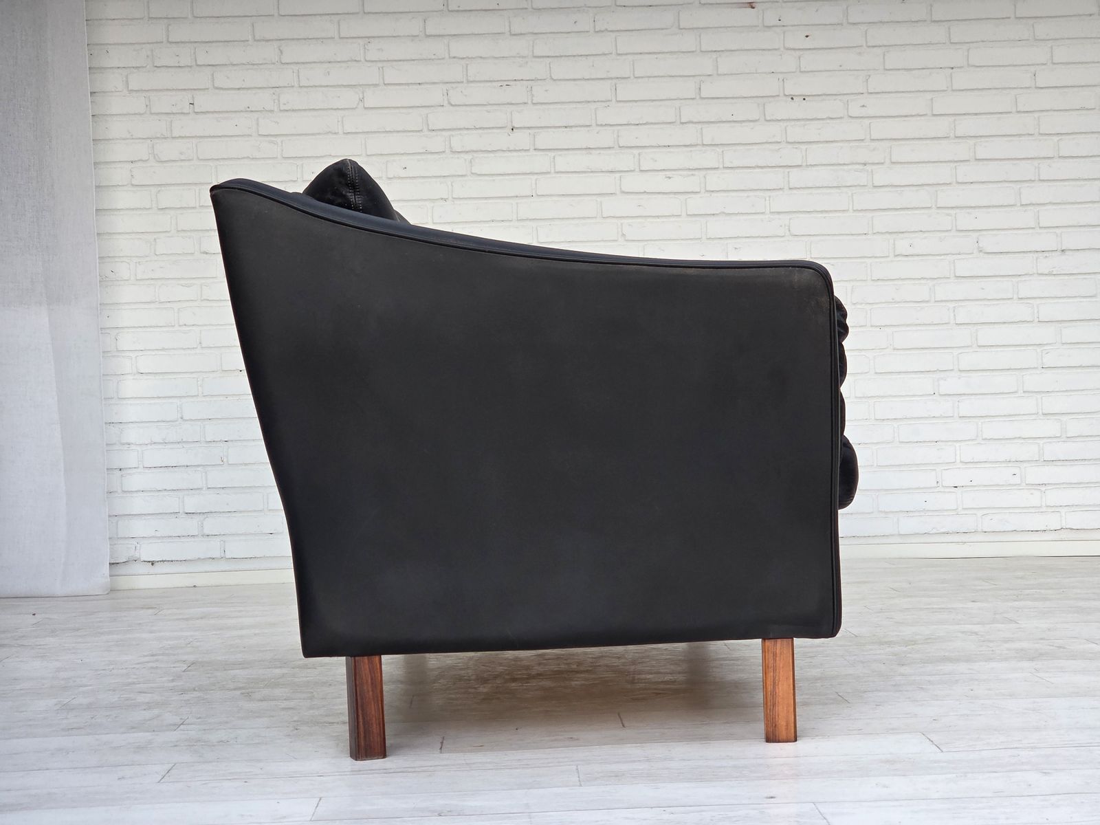 Deens 2 Zitsbank, Ca. Jaren 1970. Zwart Meubelleer, Teakhouten Poten. photo furniture