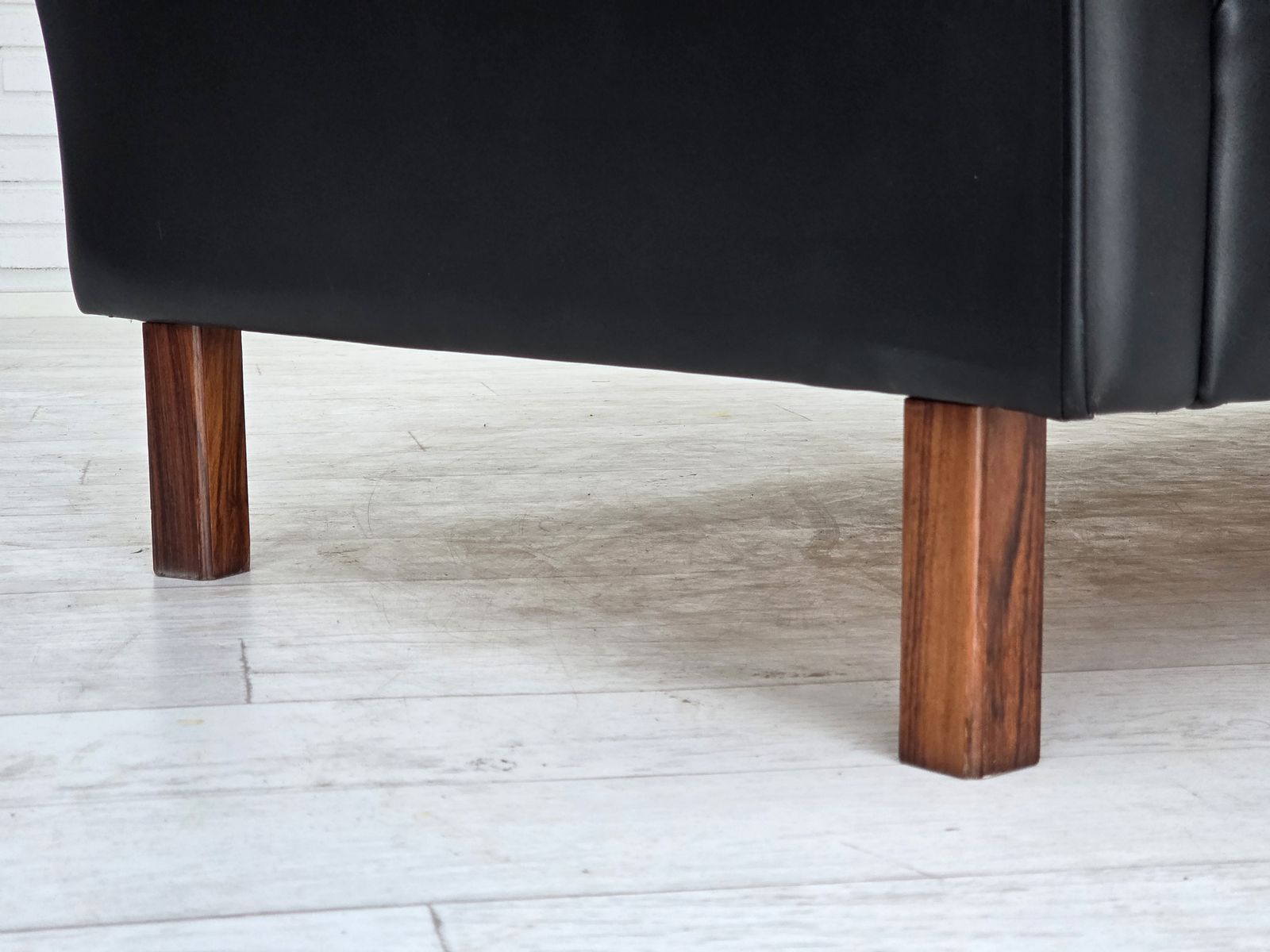 photo vinterior 1970s, Danish 2 Seater Sofa, Original Black Furniture Leather, Teak Wood Legs.
