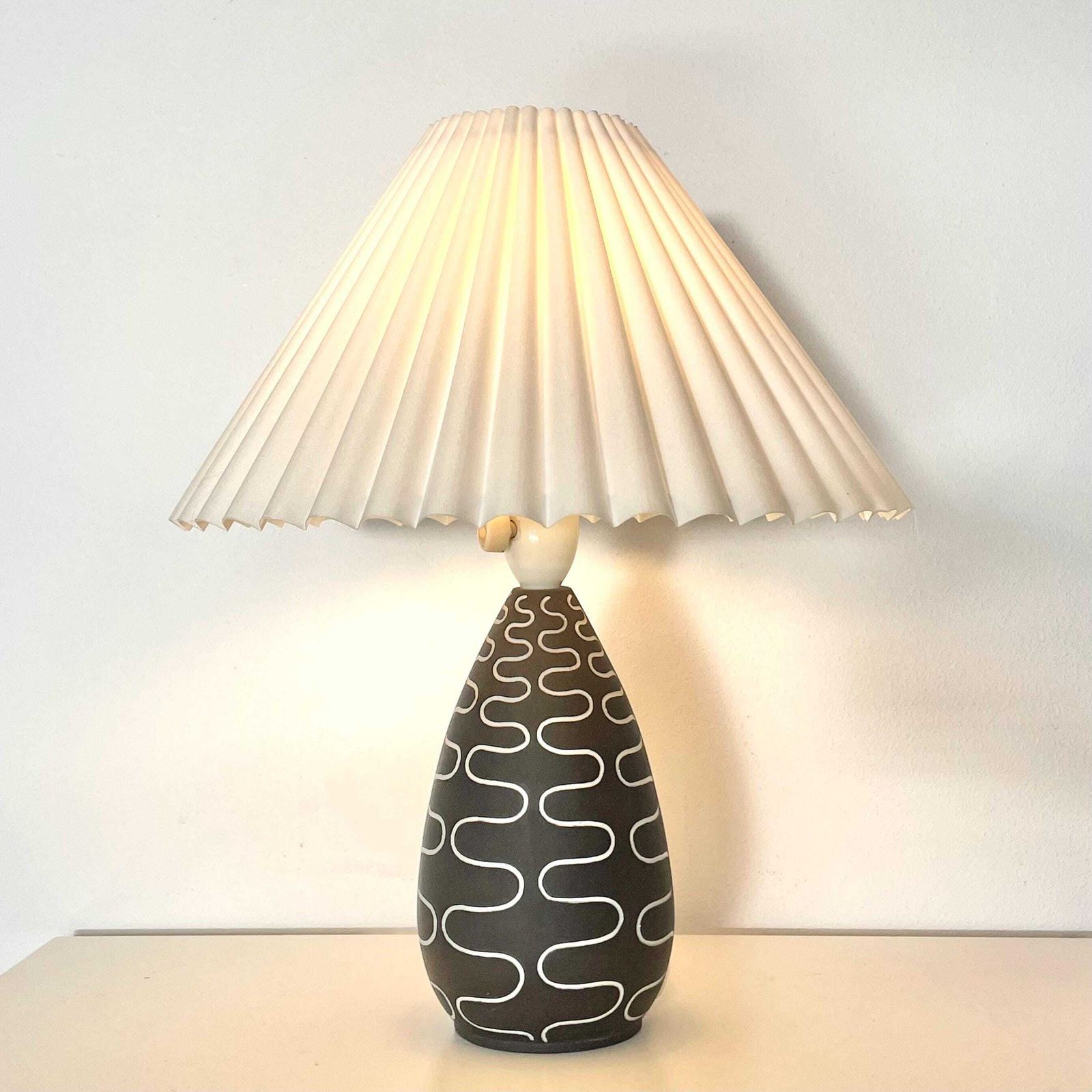 Vintage Mid Century Danish Helge østergaard Artistic Black/White Sculptural Ceramic Studio Table Lamp In Modernist Design With Pleated Shade