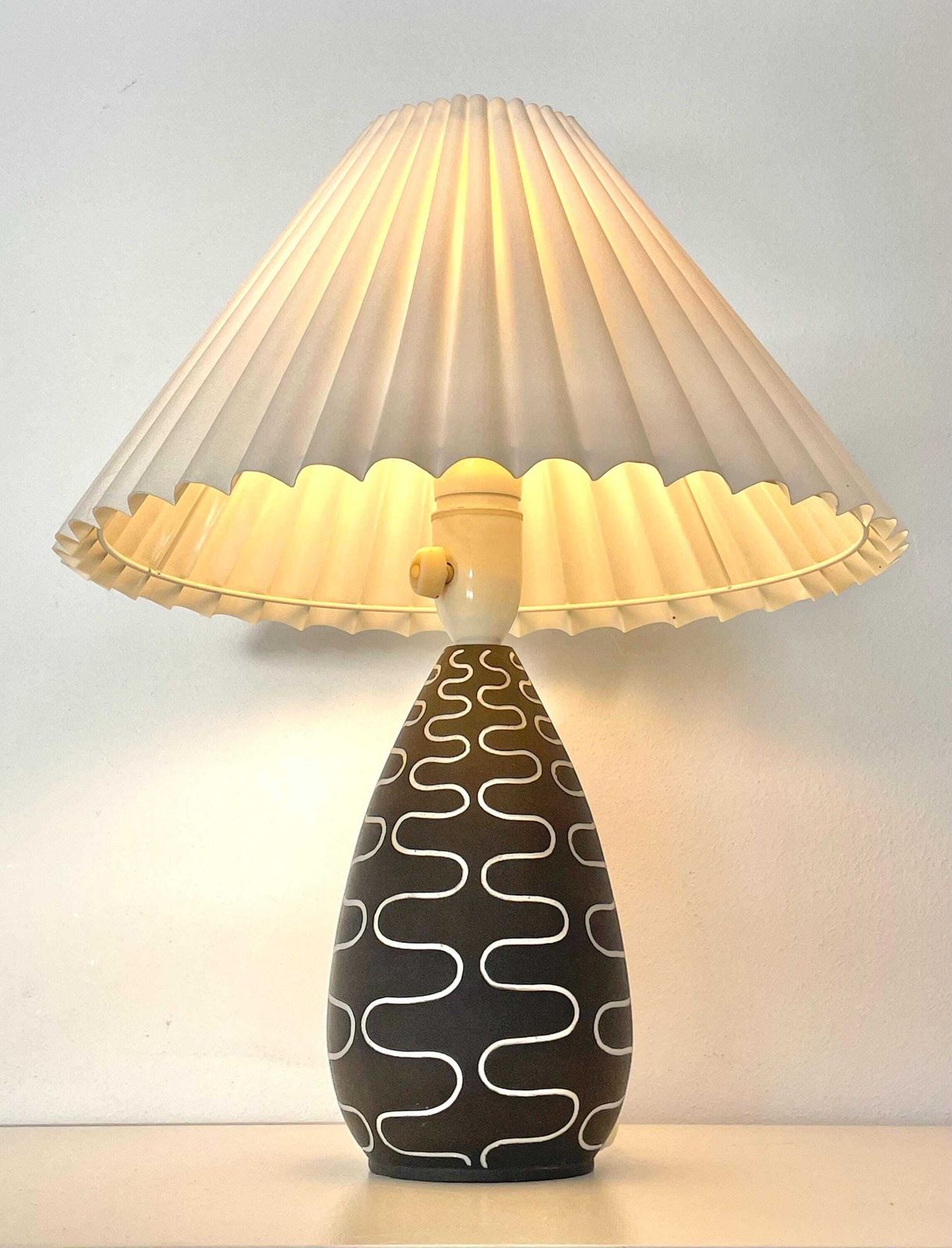 Vintage Mid Century Danish Helge østergaard Artistic Black/White Sculptural Ceramic Studio Table Lamp In Modernist Design With Pleated Shade photo for sale