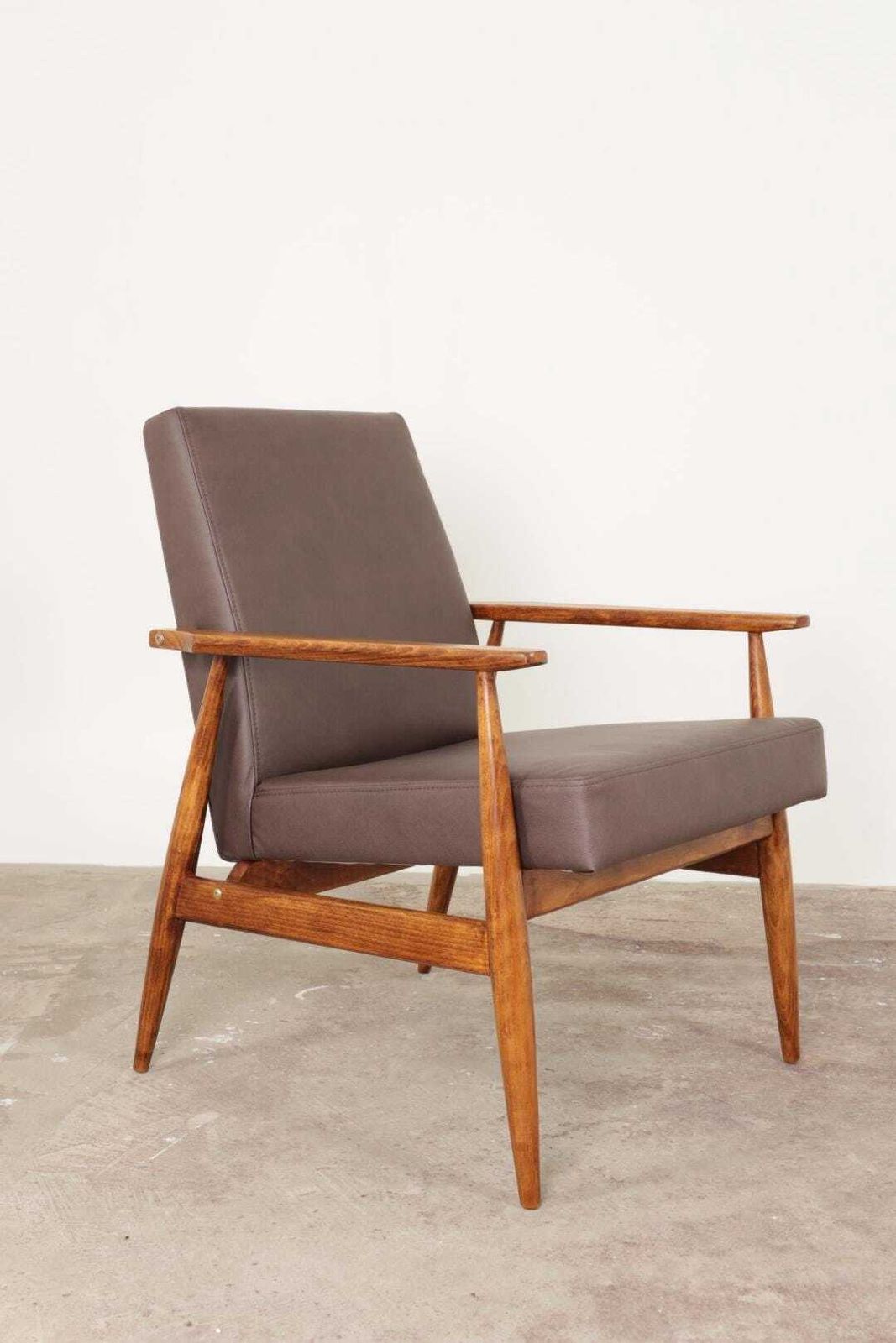 Scandinavian Lounge Chair Vege Leather Venge Classic Design Walnut Color Wood