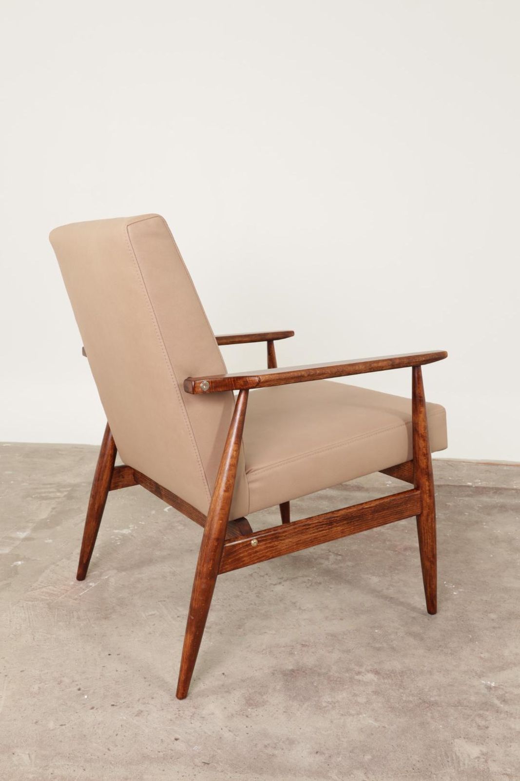Scandinavian Lounge Chair Vege Lether Beige Classic Design Walnut Color Wood photo Furniture