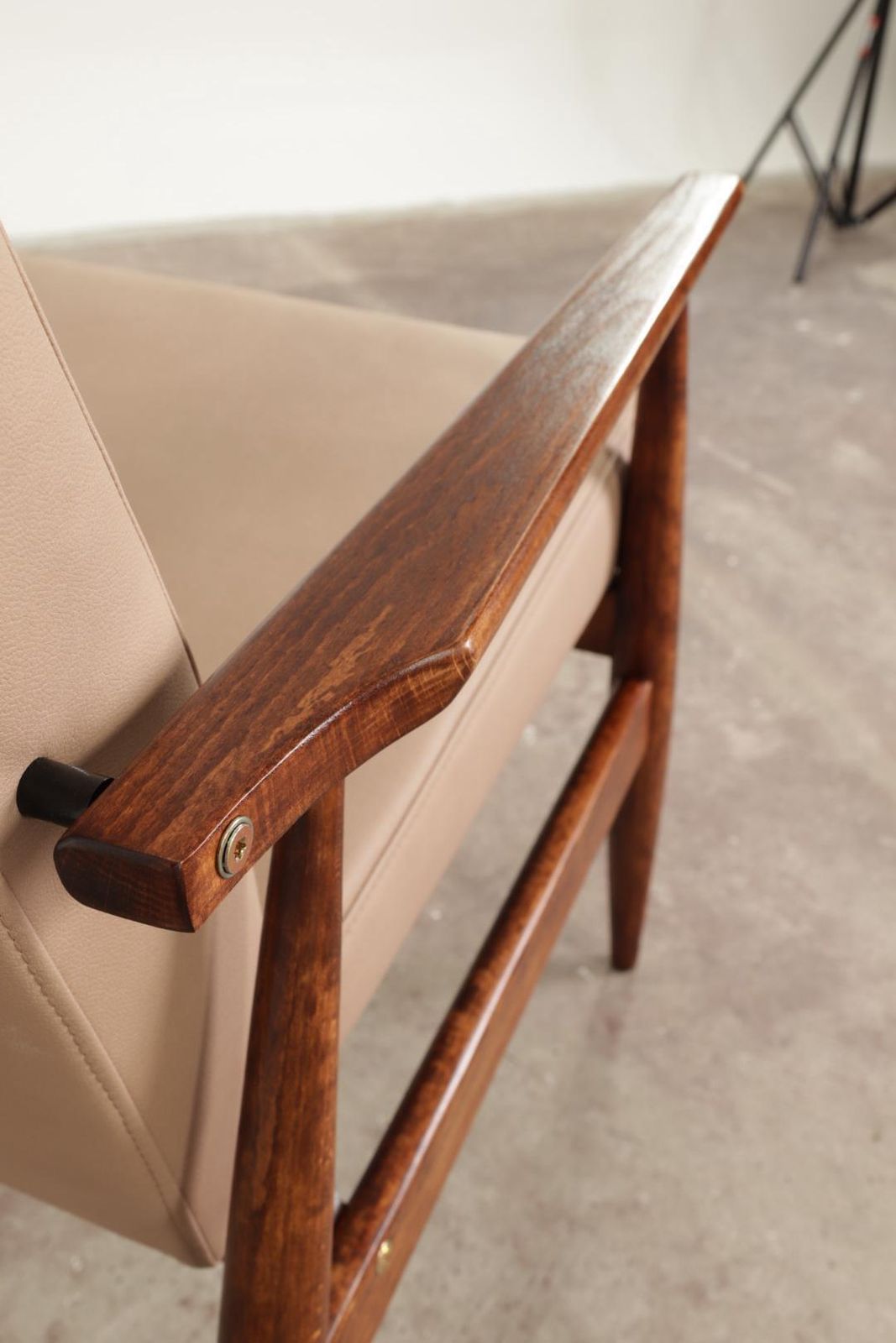 photo furniture Scandinavian Lounge Chair Vege Lether Beige Classic Design Walnut Color Wood