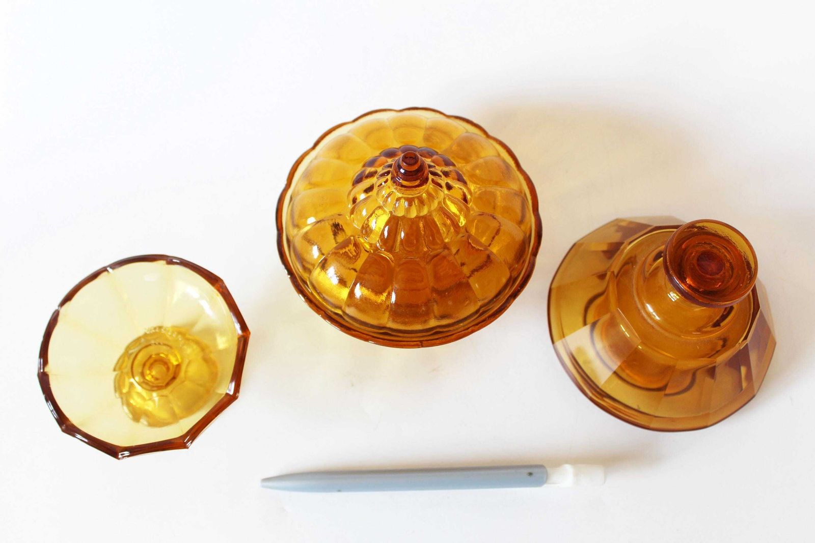 Set Van 3 Art Deco Amber Kristal  En Glaswerk Voor De Kaptafel, Val Saint Lambert Luxval Klein Schaaltje, Belgisch Schaaltje Met Deksel, Kristallen Parfumfles photo for sale