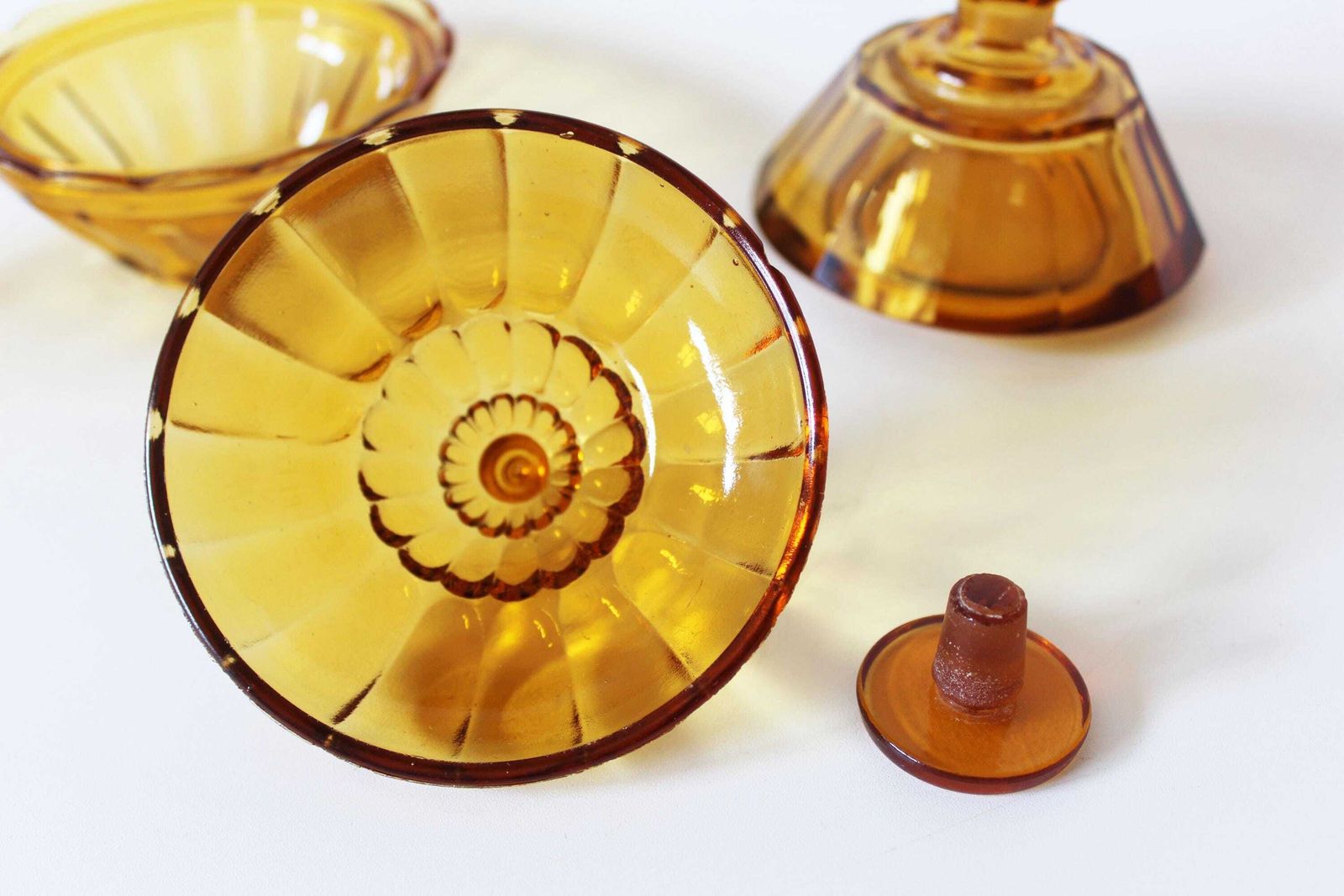 Set Van 3 Art Deco Amber Kristal  En Glaswerk Voor De Kaptafel, Val Saint Lambert Luxval Klein Schaaltje, Belgisch Schaaltje Met Deksel, Kristallen Parfumfles photo vinterior