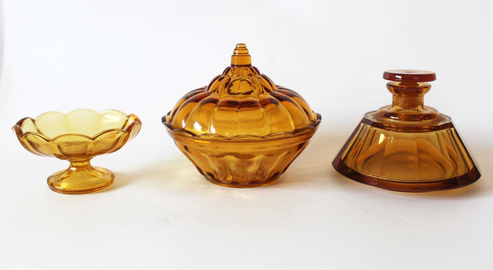 Set Van 3 Art Deco Amber Kristal  En Glaswerk Voor De Kaptafel, Val Saint Lambert Luxval Klein Schaaltje, Belgisch Schaaltje Met Deksel, Kristallen Parfumfles photo vintage