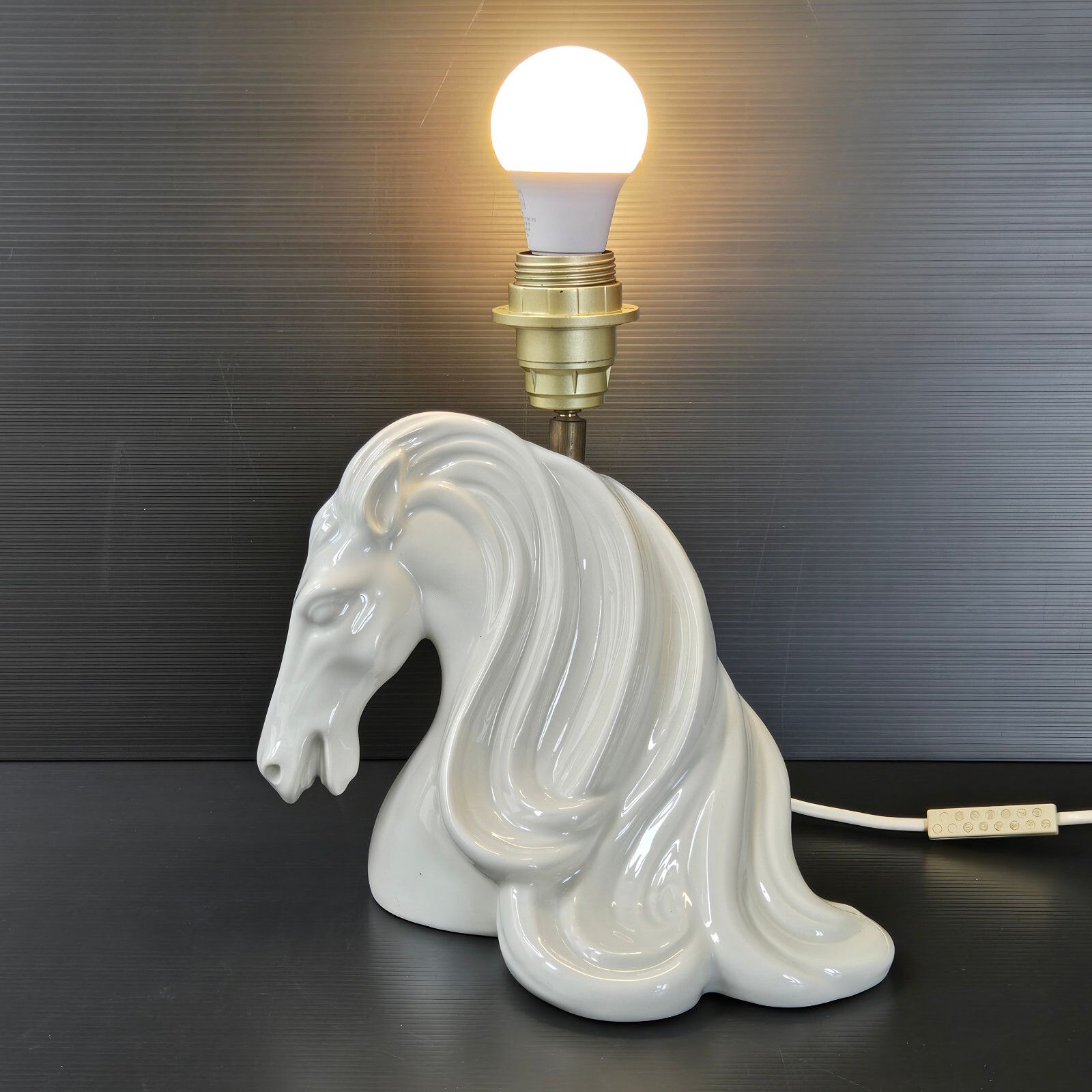 Vintage 1970s White Ceramic Horse & Mane Table Lamp 70s Retro photo vinterior