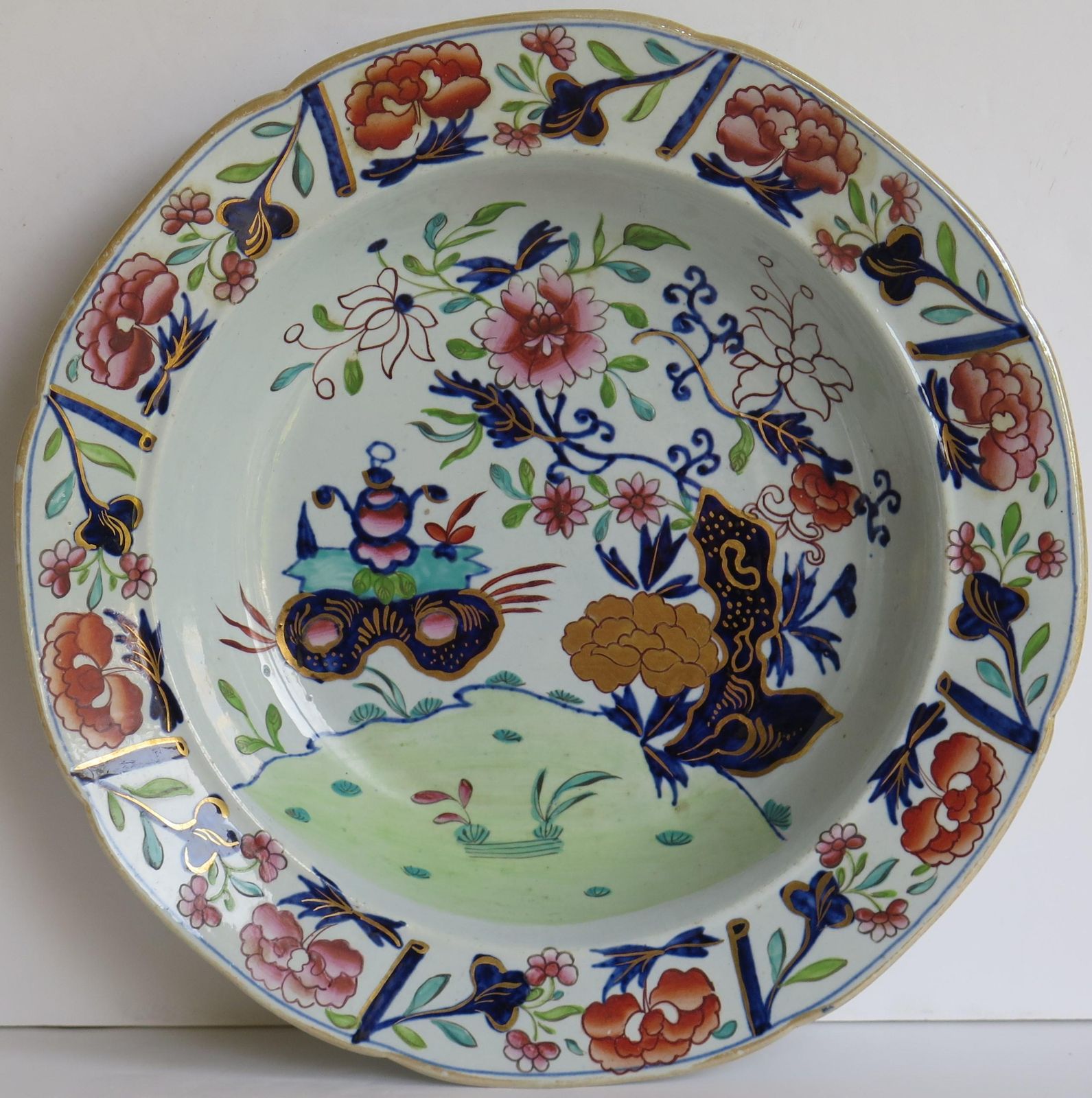 photo furniture Georgian Mason's Soup Bowl Or Plate In Small Vase Flowers And Rock Ptn, Ca 1818