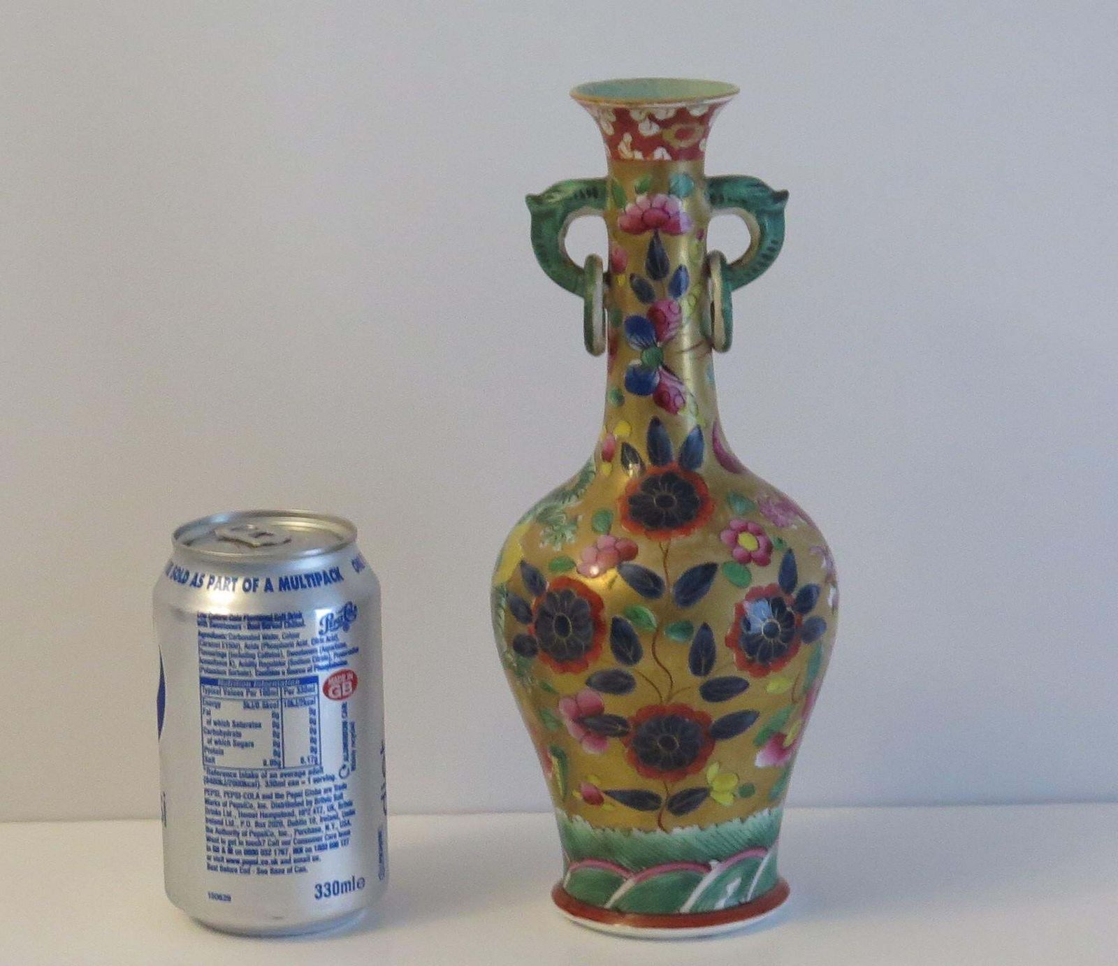 photo vintage Masons Ironstone Bottle Vase In Chinese Dragon Pattern Very Rare, Circa 1820
