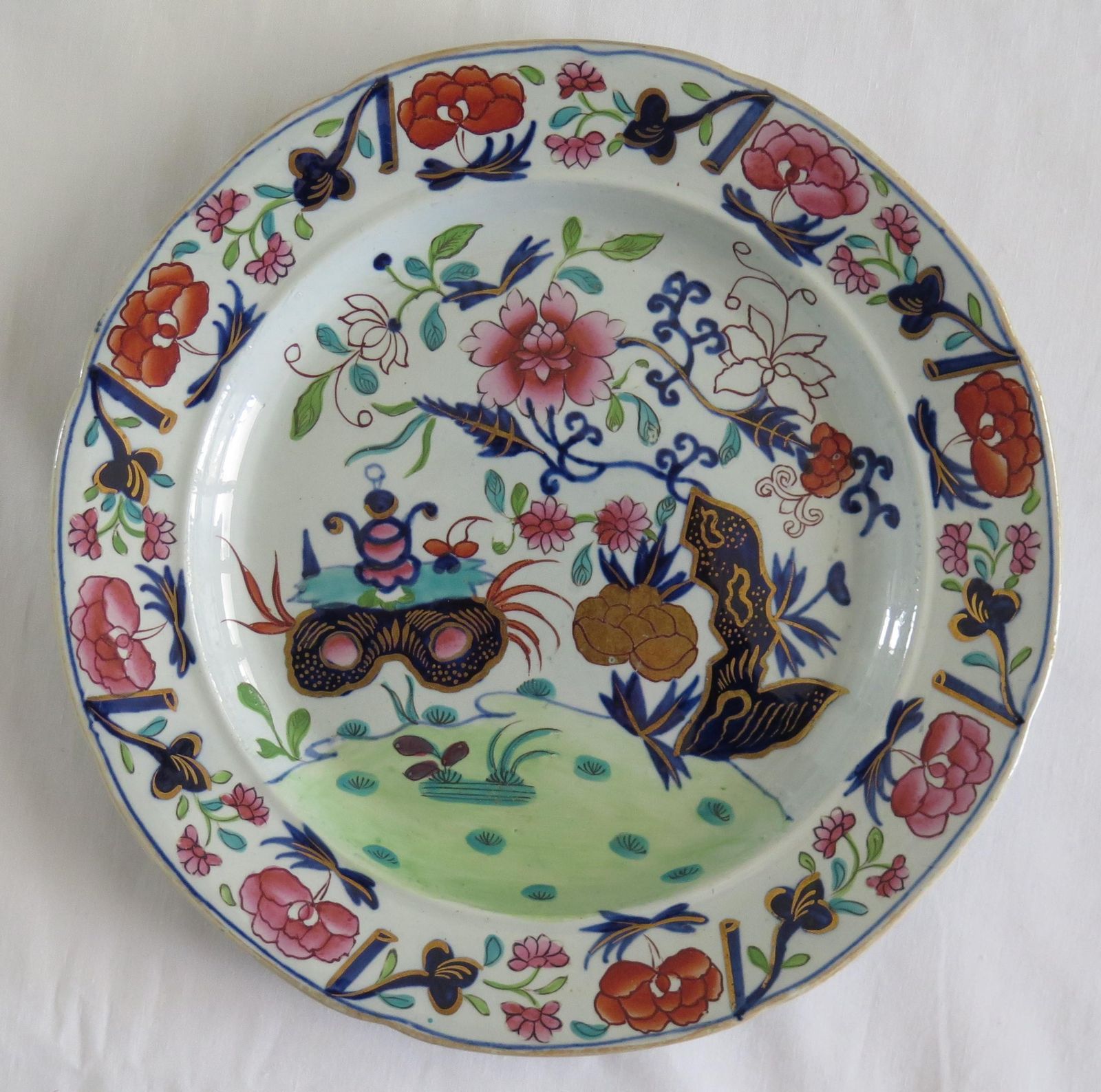 photo vinterior Set Of Six Masons Dinner Plates In Small Vase Flowers And Rocks Ptn, Ca 1818