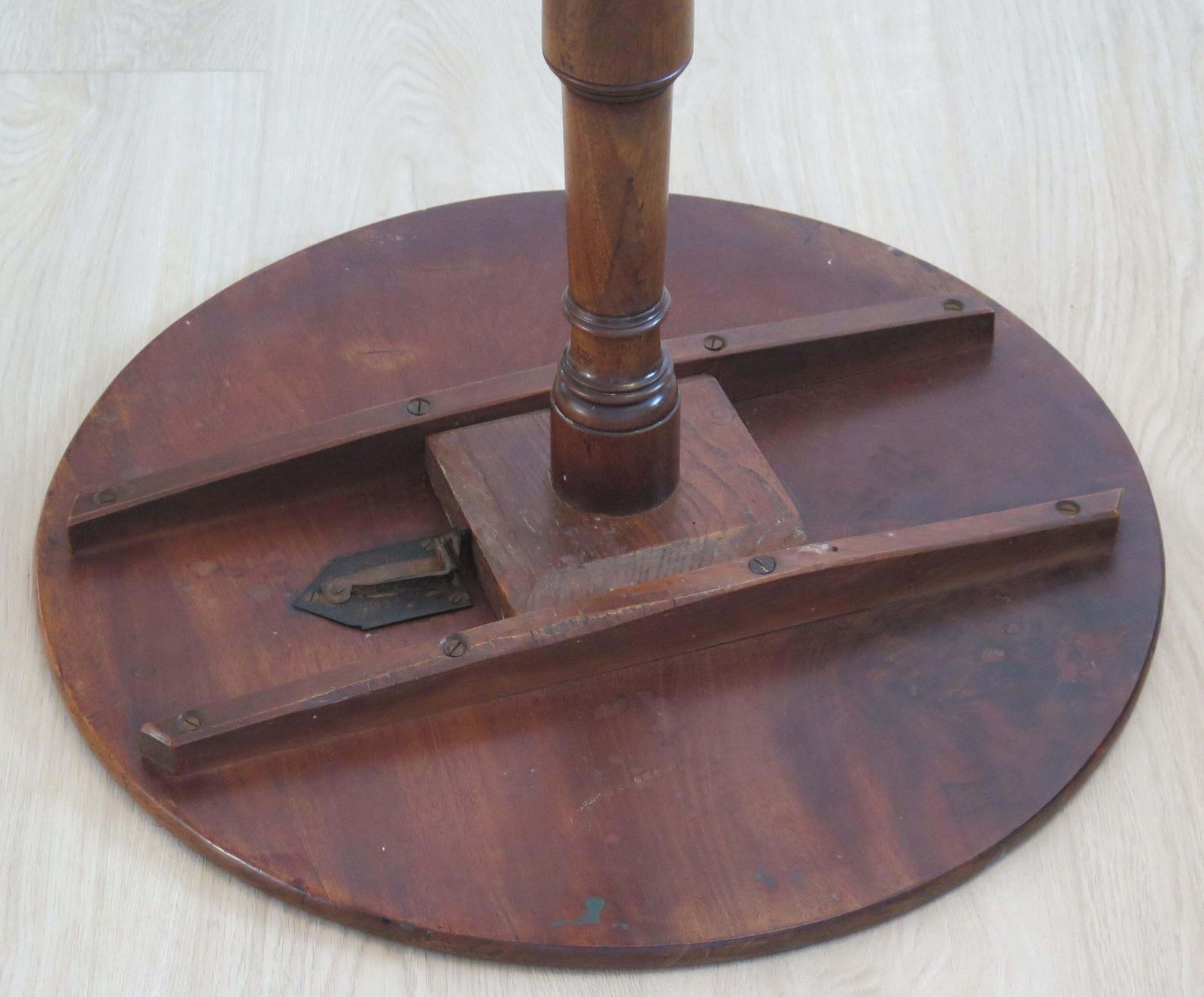 photo vinterior Georgian Tripod Or Wine Table Tilt Top Vase Stem Solid Hardwood, Circa 1760