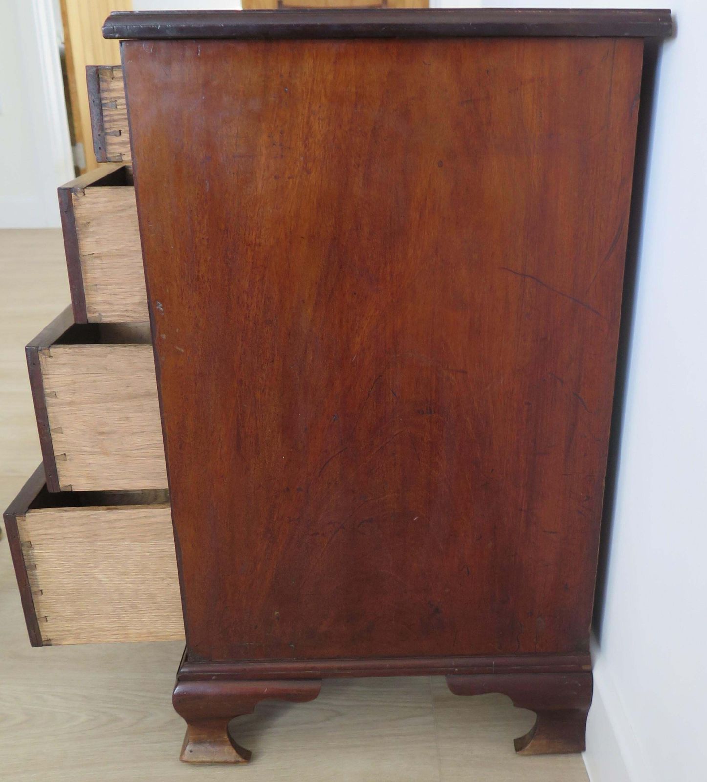 photo vintage Antique George 11nd Small Kneehole Desk, English Circa 1745