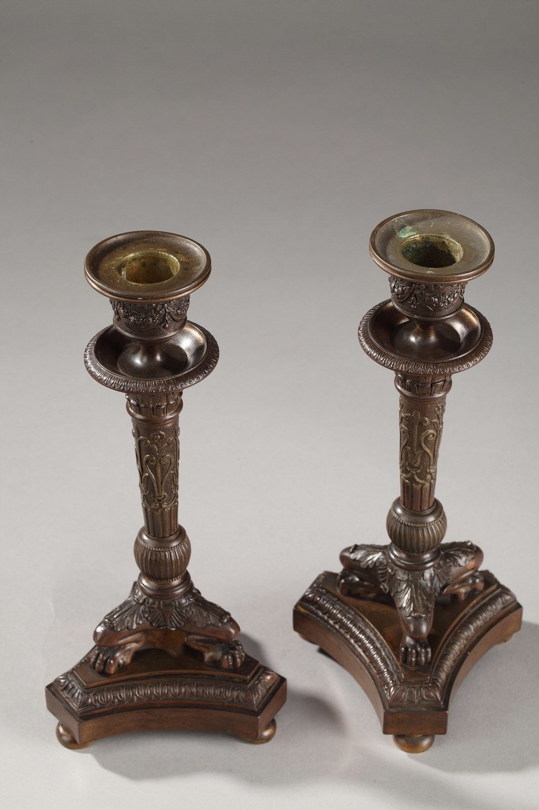 photo furniture Gepatineerde bronzen kandelaars – Restauratiestijl