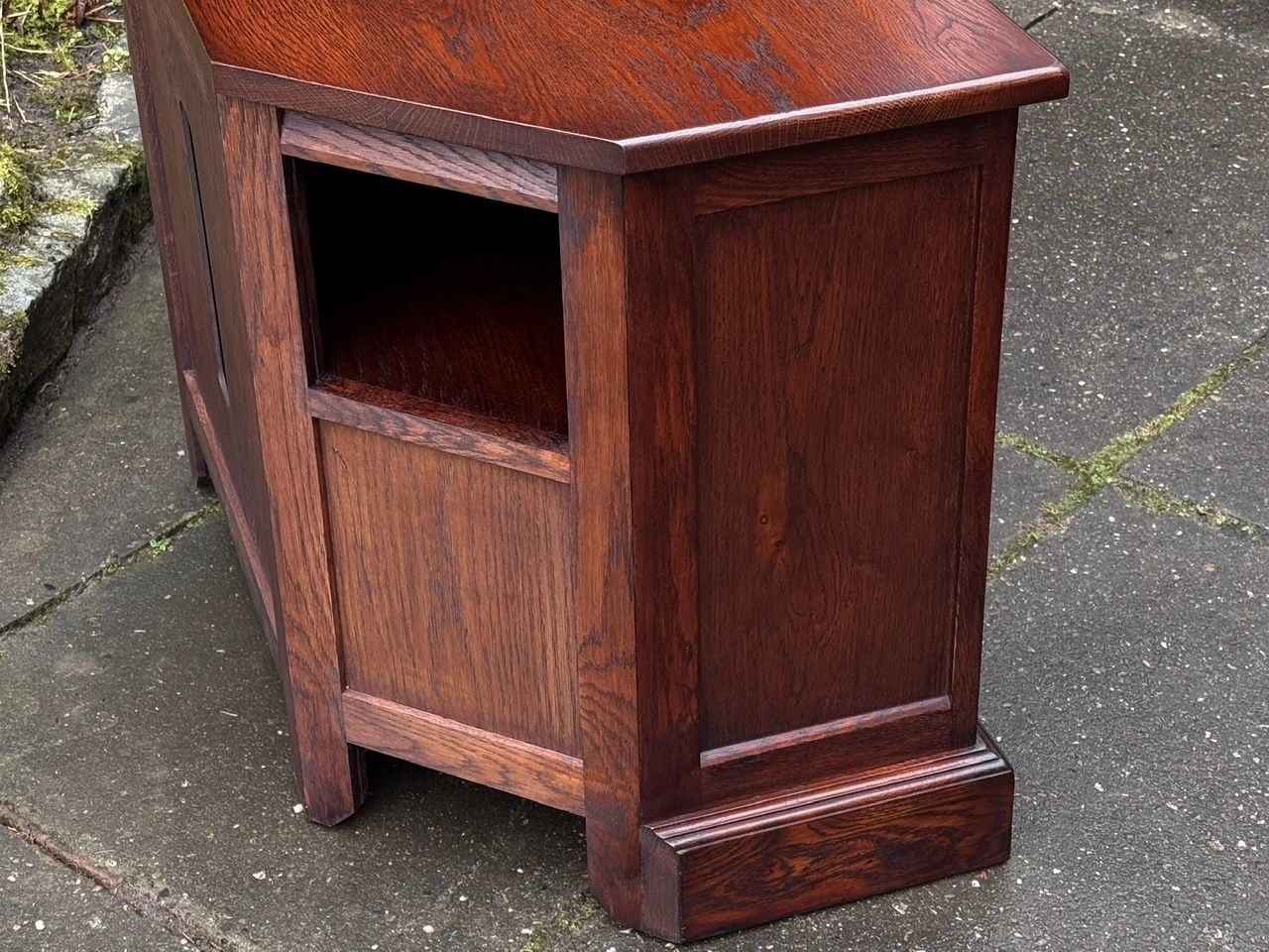 A Wood Brothers Old Charm Tudor Brown Carved Oak Corner Tv Cabinet / Media Stand photo 450.0