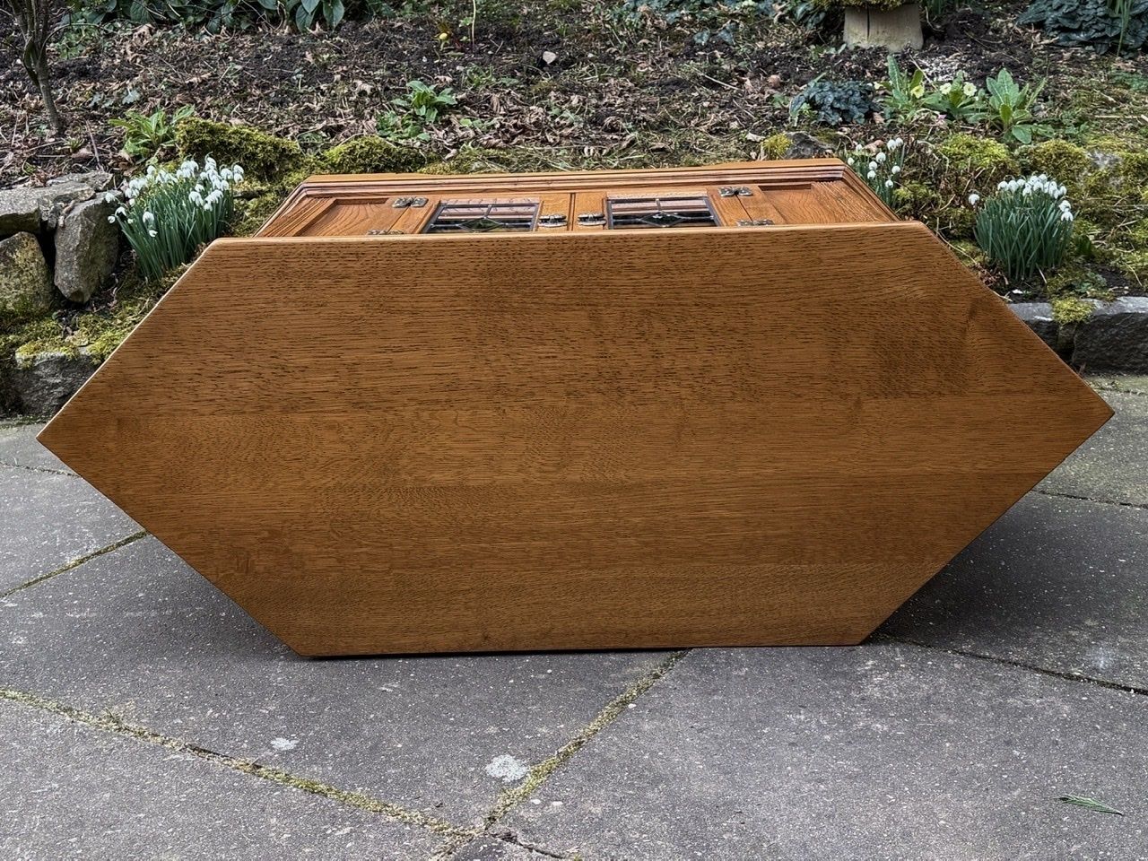photo vintage A Wood Brothers Old Charm Vintage Carved Oak Corner Tv Cabinet / Media Stand / Unit