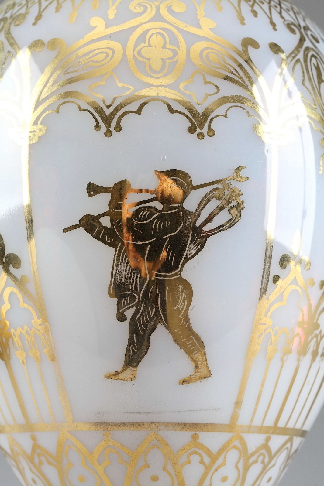 photo for sale Paire de vases en cristal opaline blanc, par Jean Baptiste Desvignes