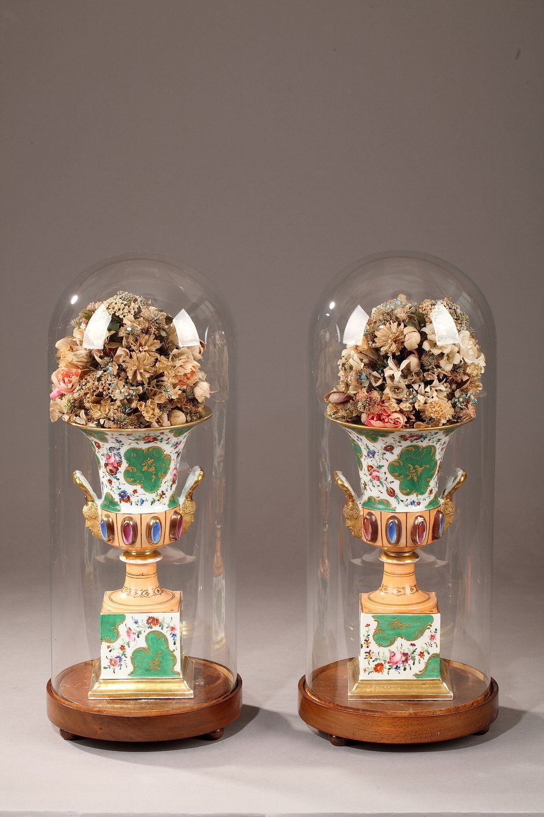 Paire de vases Médicis en porcelaine, période Louis-Philippe photo furniture