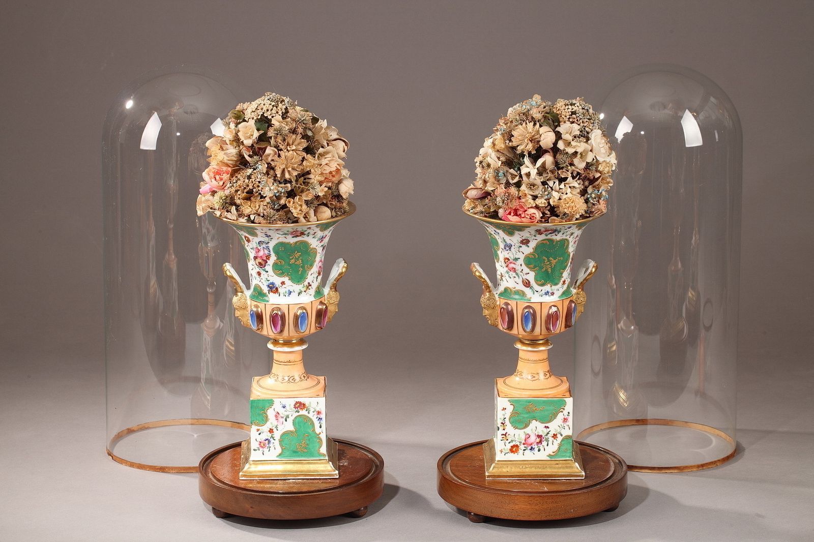 Paire de vases Médicis en porcelaine, période Louis-Philippe photo for sale