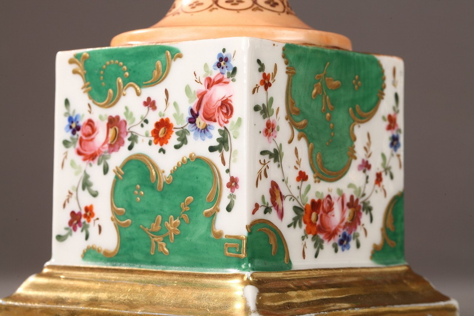photo buy Paire de vases Médicis en porcelaine, période Louis-Philippe