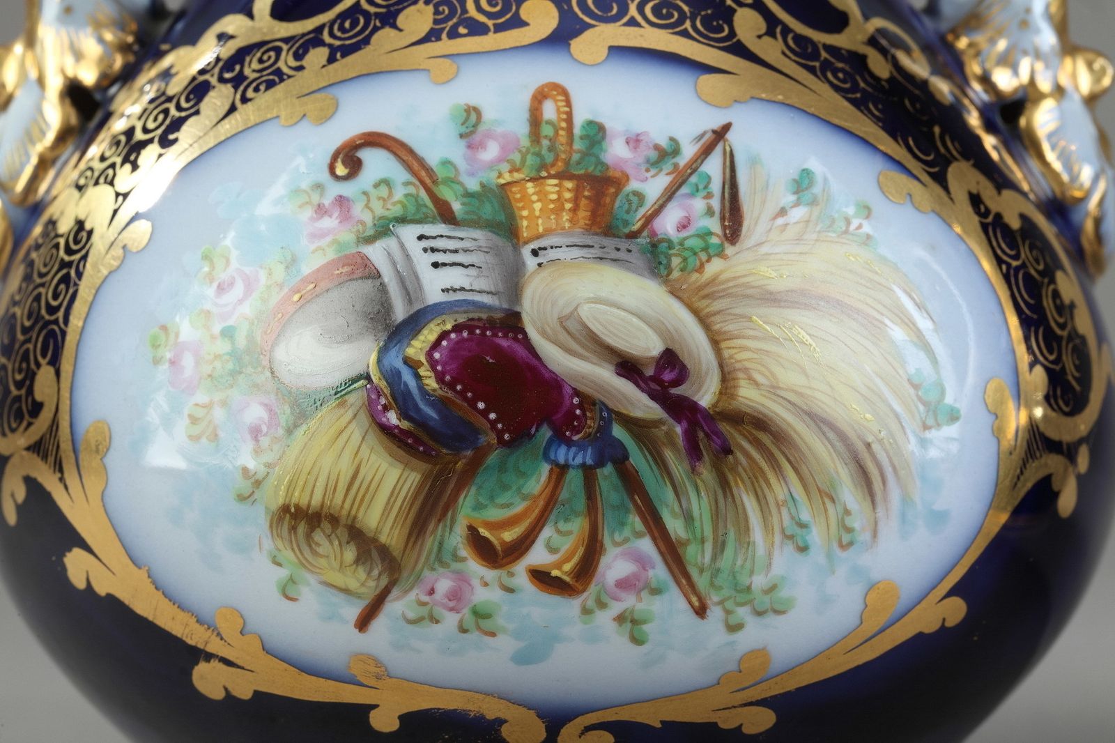 Paire de vases en porcelaine Valentine, milieu du XIXe siècle photo for sale
