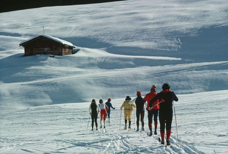 Slim Aarons 'Skiers In Lech' Framed White