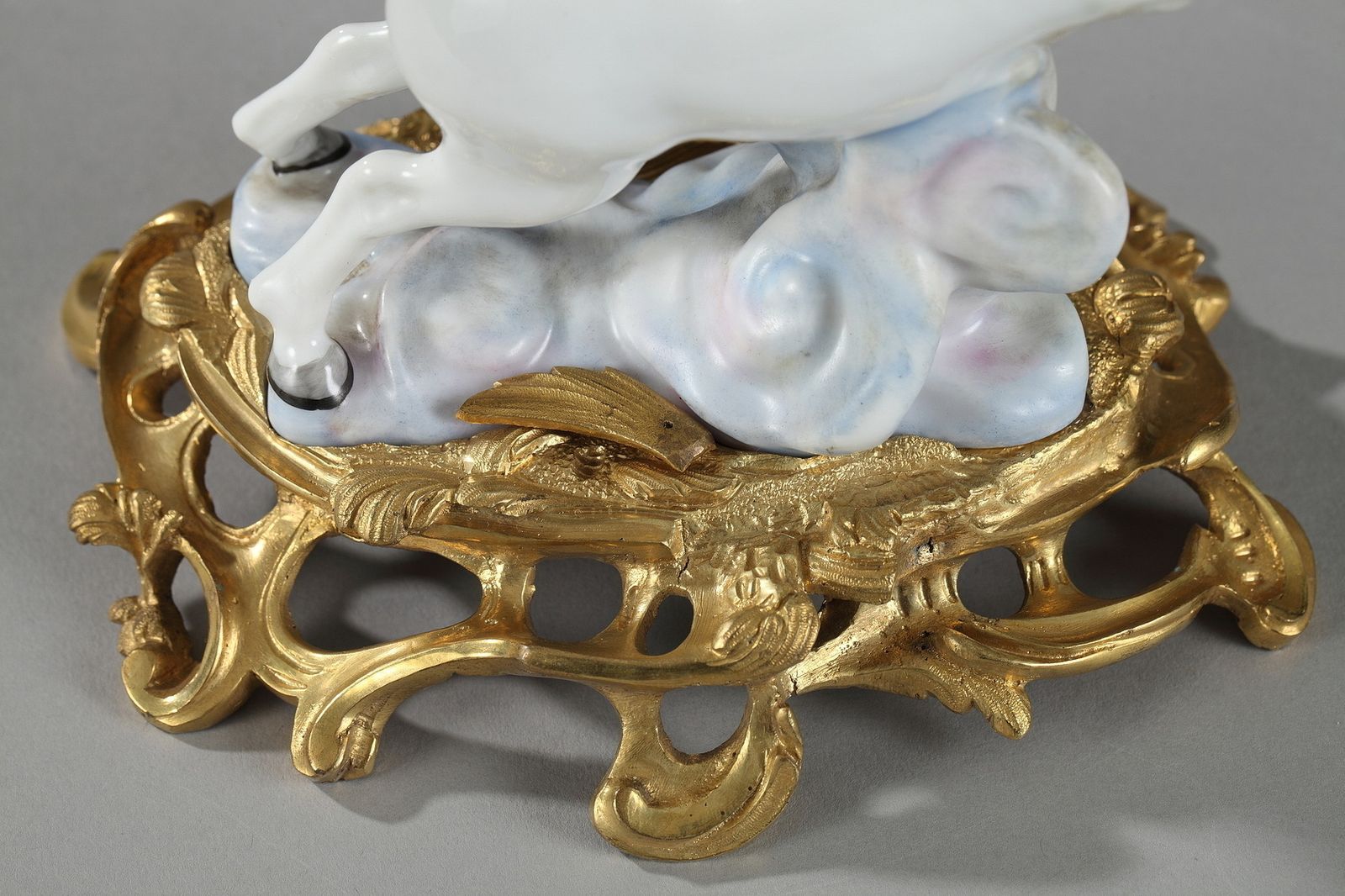 Art Paire de chevaux en porcelaine montée en ormolu, manufacture Samson photo