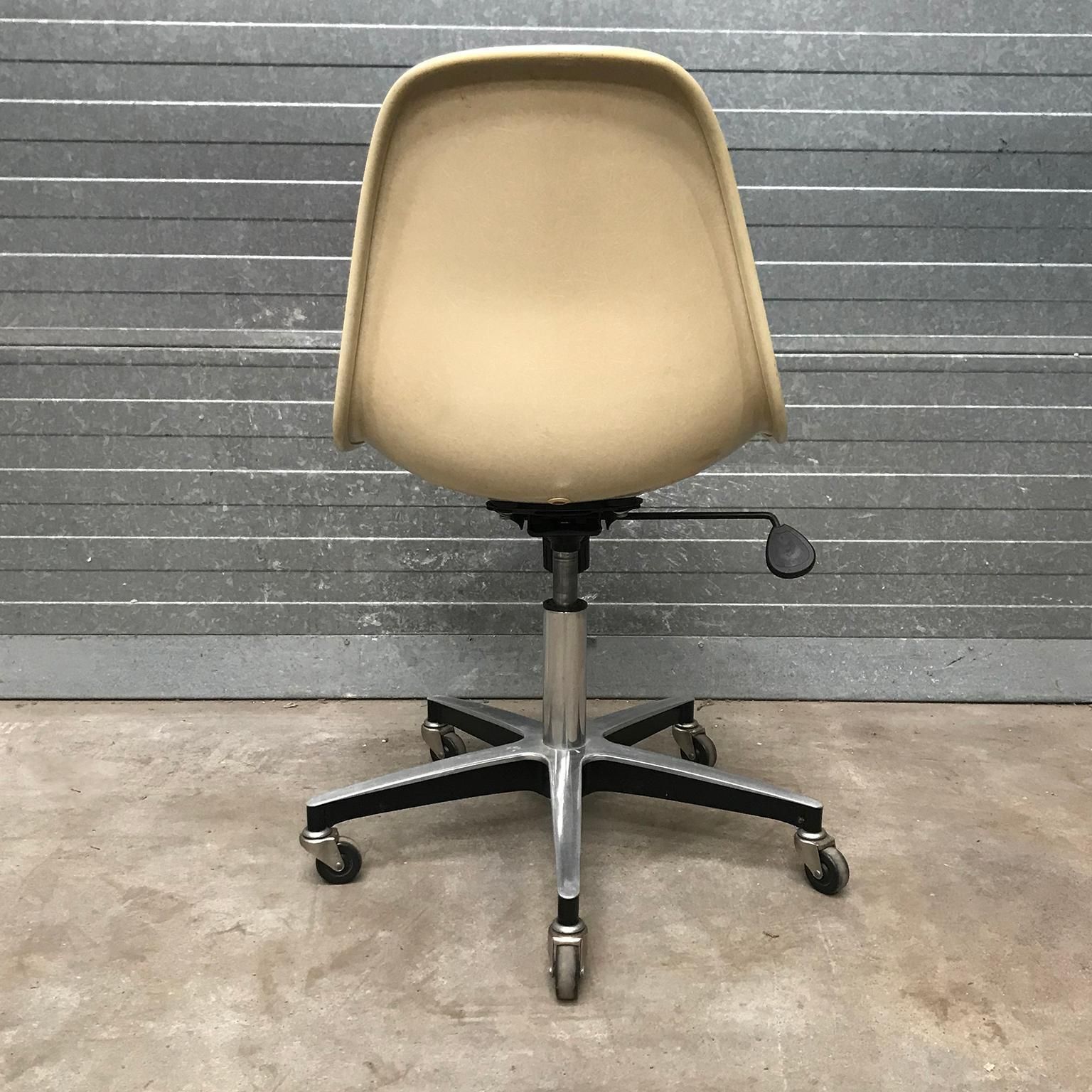 1958, Ray & Charles Eames, Herman Miller, Pscc Fiberglass Office Desk Chair photo vinterior