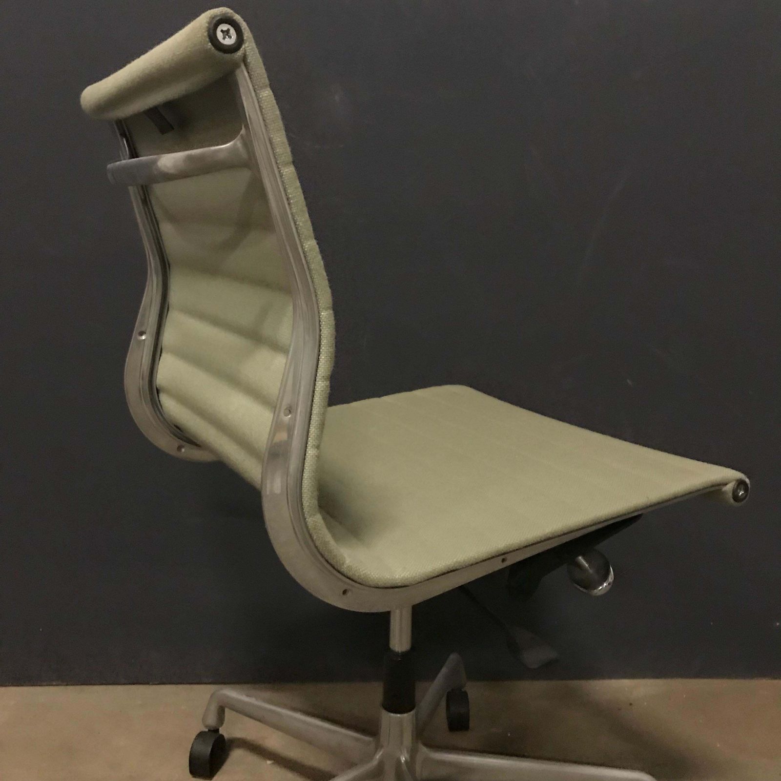 2261.0 1958 Ray And Charles Eames, Fabric, Adjust, Tilt 2 Office Chair 4 Wheels No Arms photo